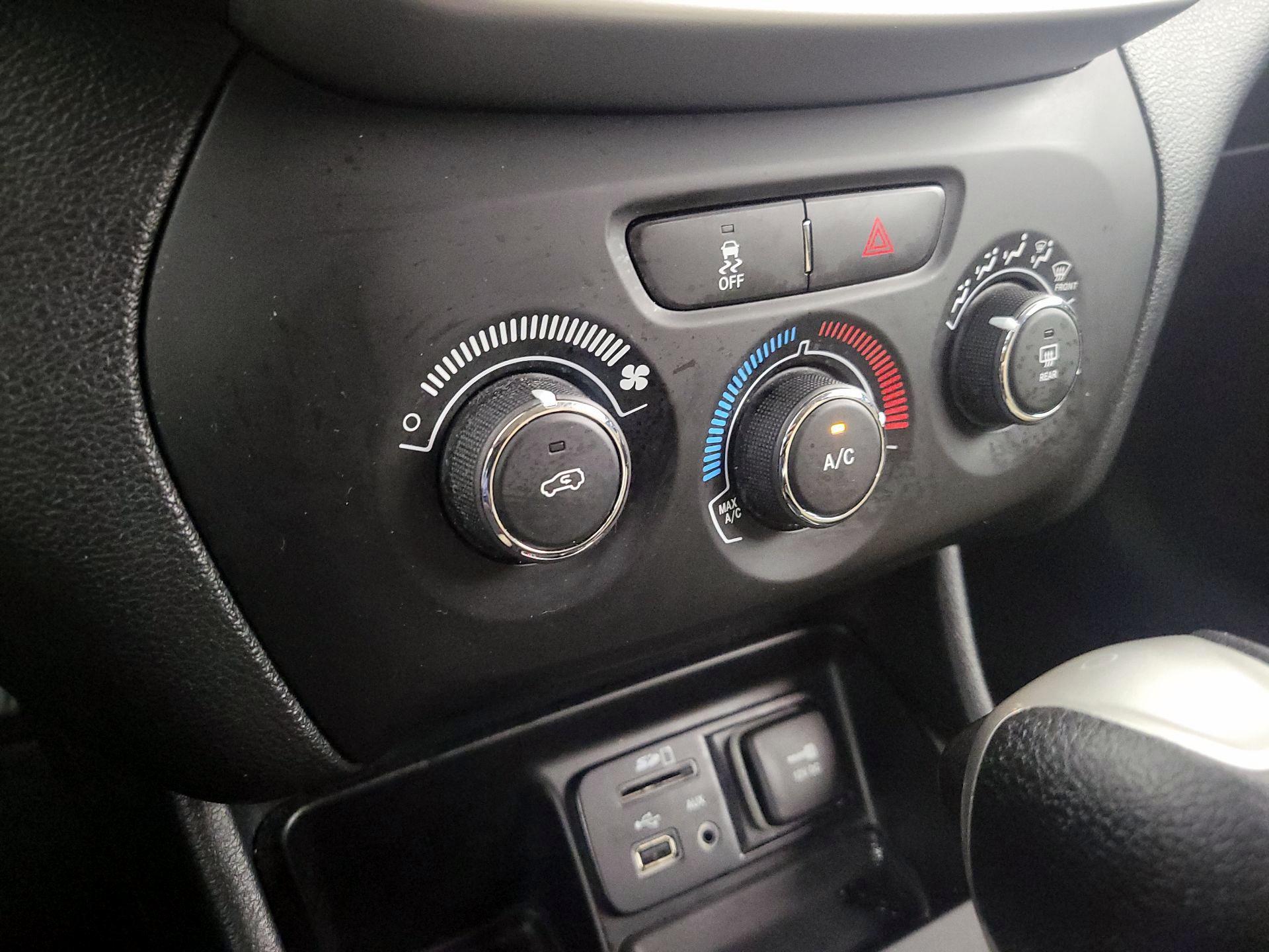 Thumbnail: 2016 Jeep Cherokee - 16