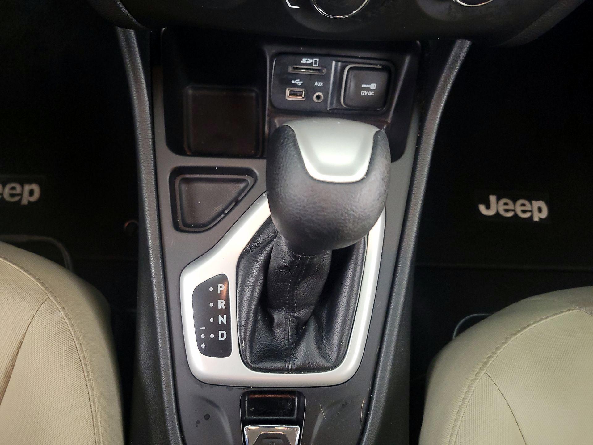 Thumbnail: 2016 Jeep Cherokee - 17