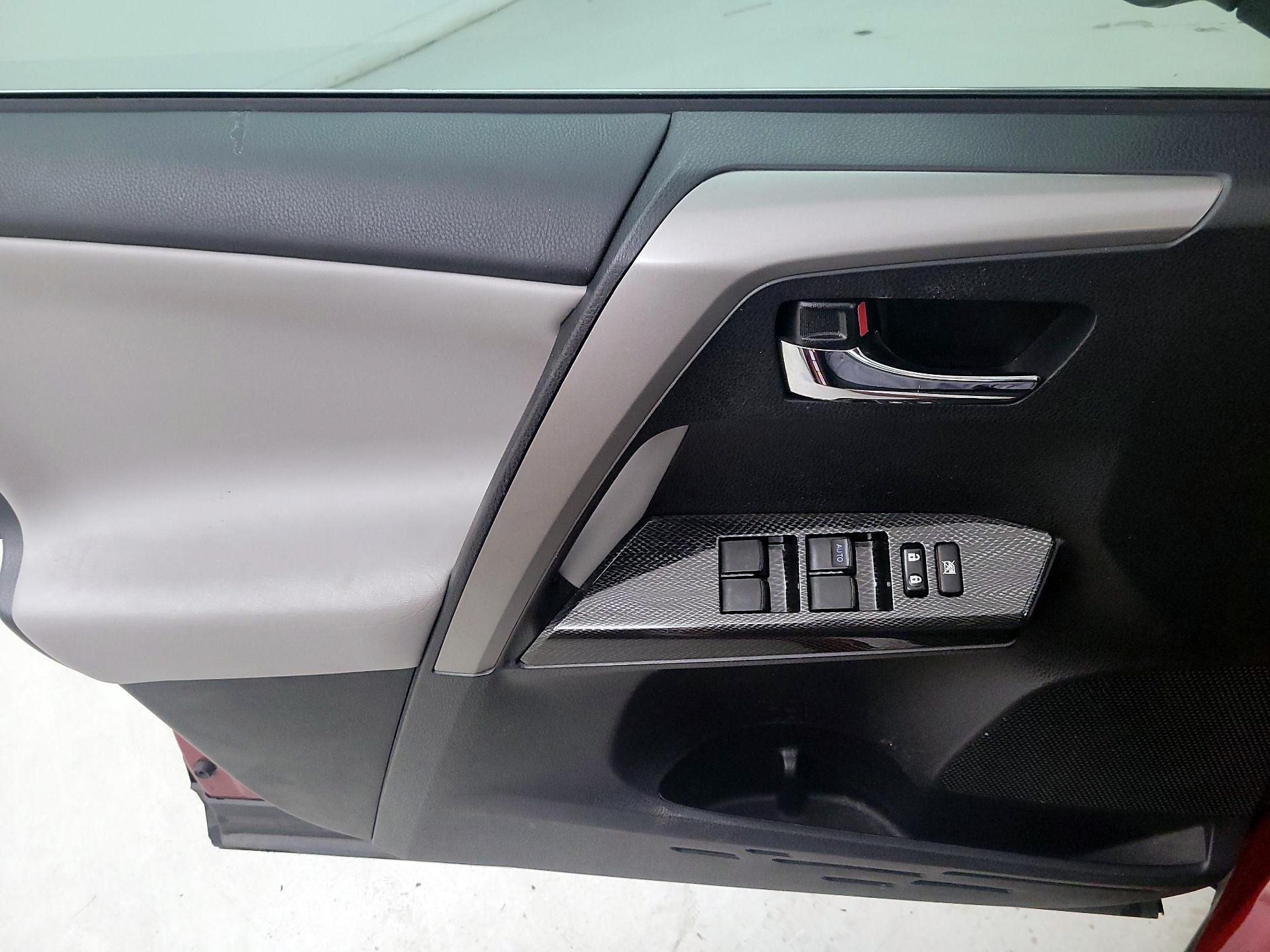 Thumbnail: 2018 Toyota RAV4 - 12