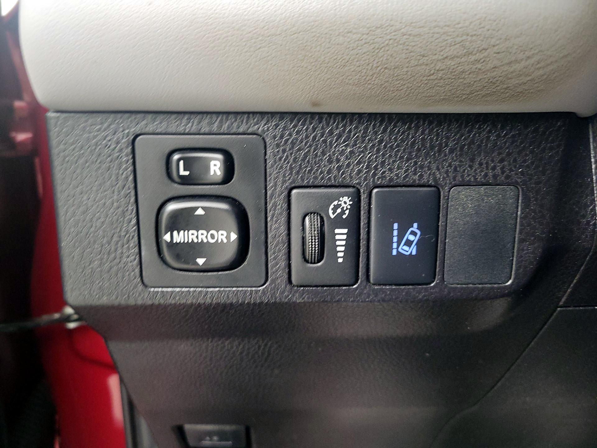 Thumbnail: 2018 Toyota RAV4 - 13