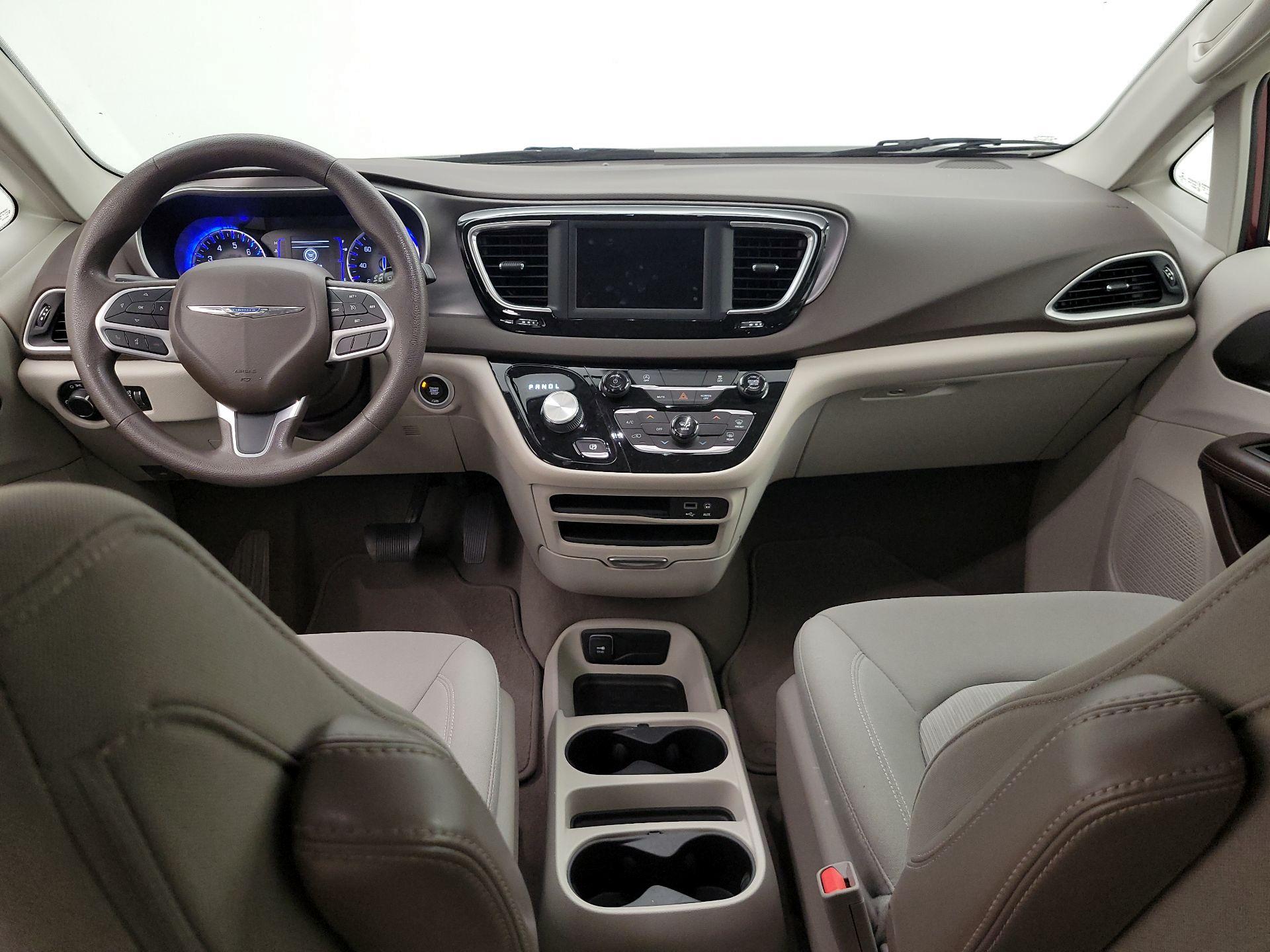 Thumbnail: 2020 Chrysler Voyager - 9