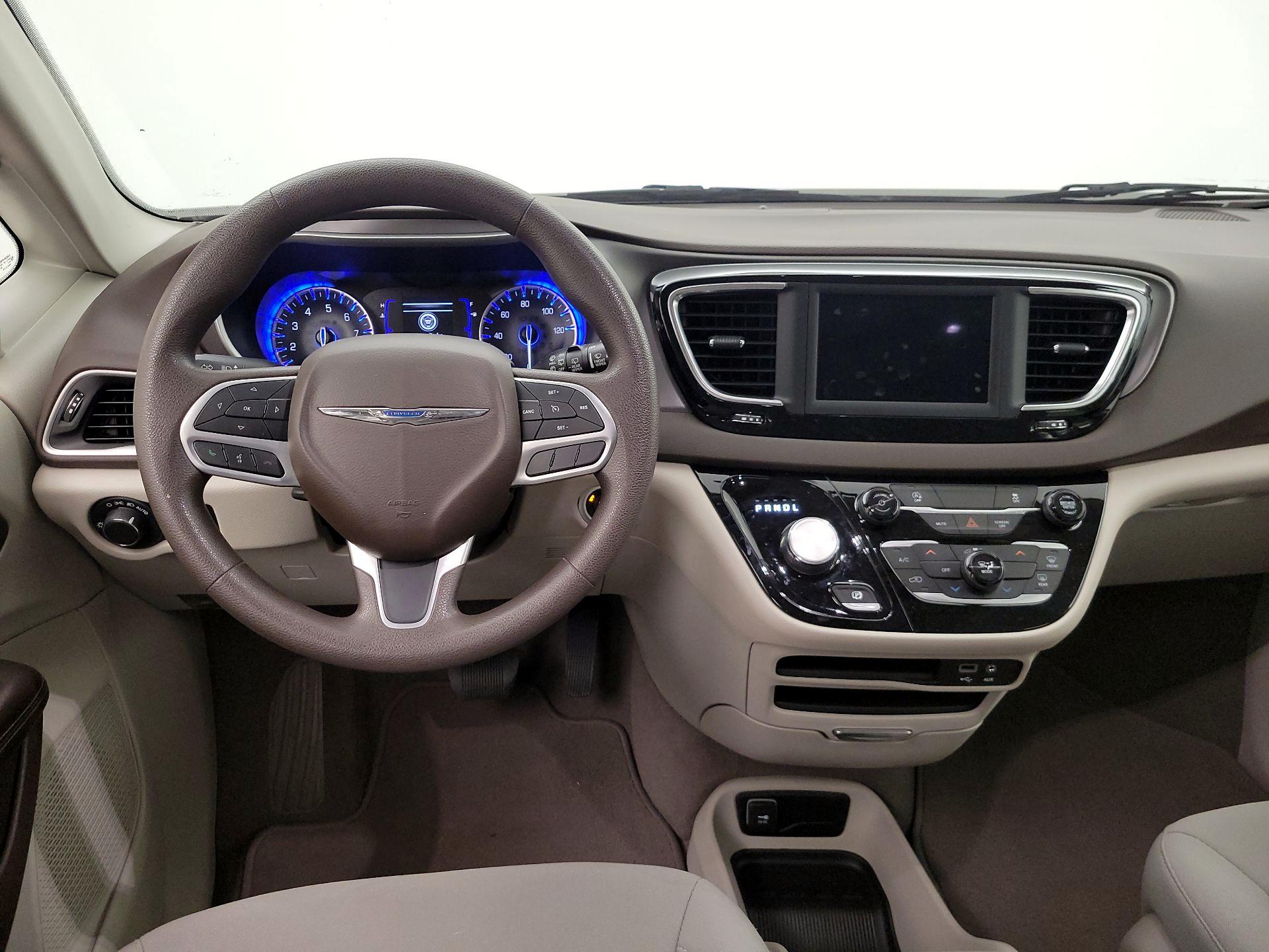 Thumbnail: 2020 Chrysler Voyager - 10