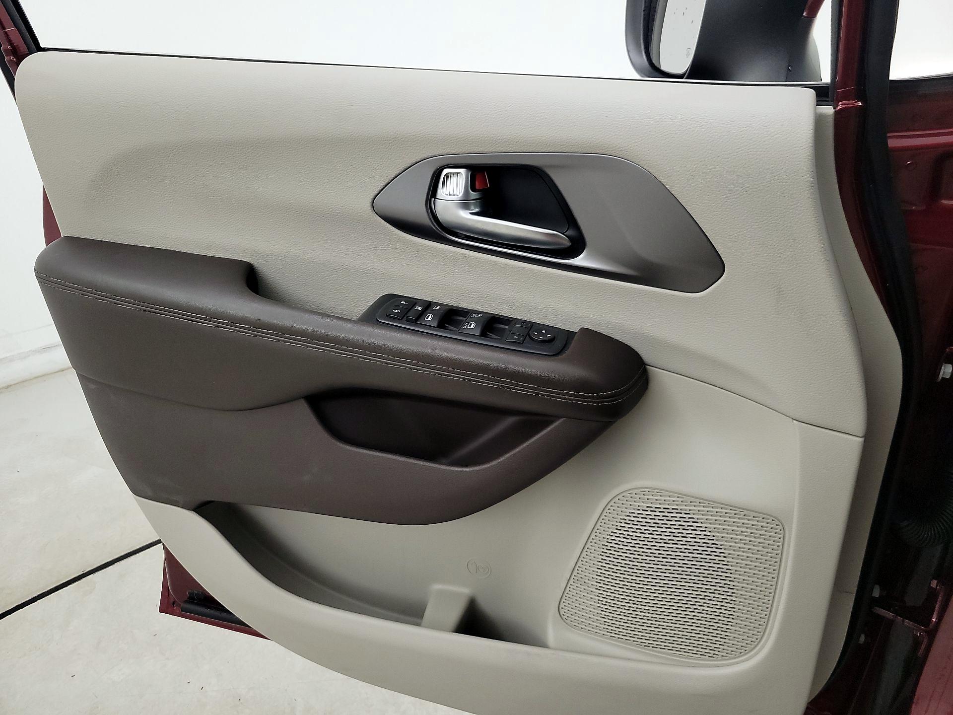 Thumbnail: 2020 Chrysler Voyager - 12
