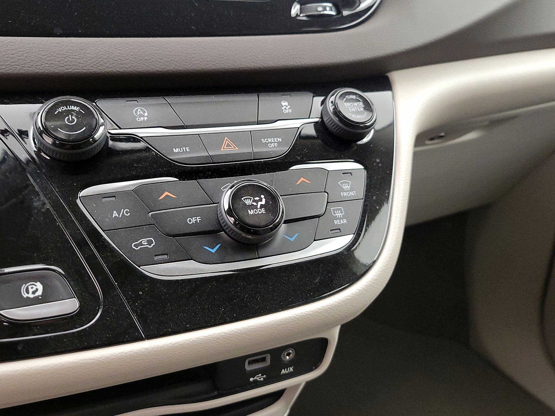 Thumbnail: 2020 Chrysler Voyager - 16