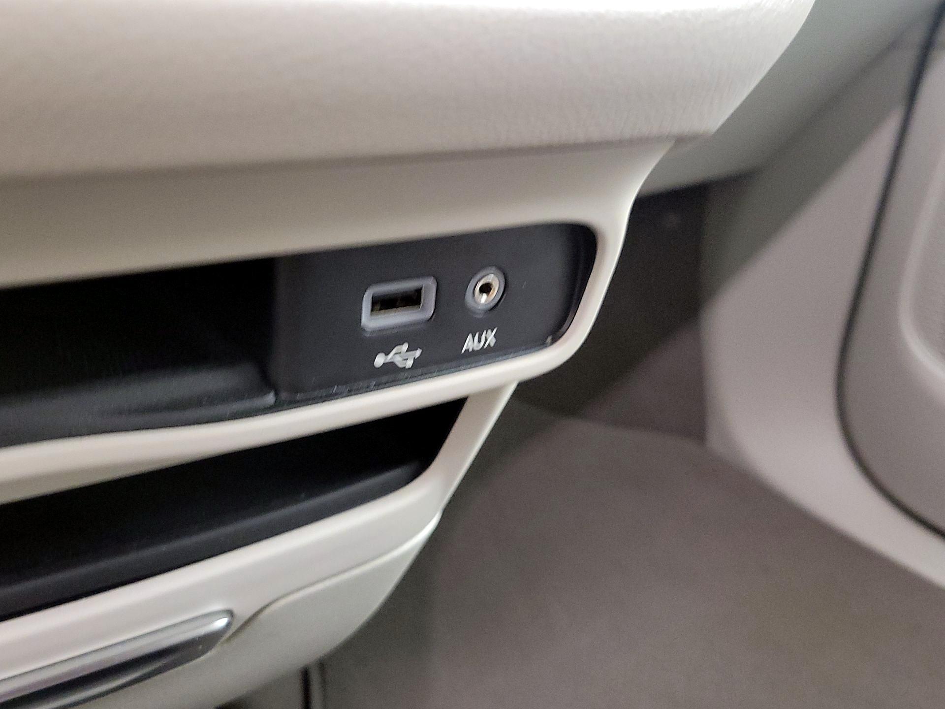 Thumbnail: 2020 Chrysler Voyager - 18