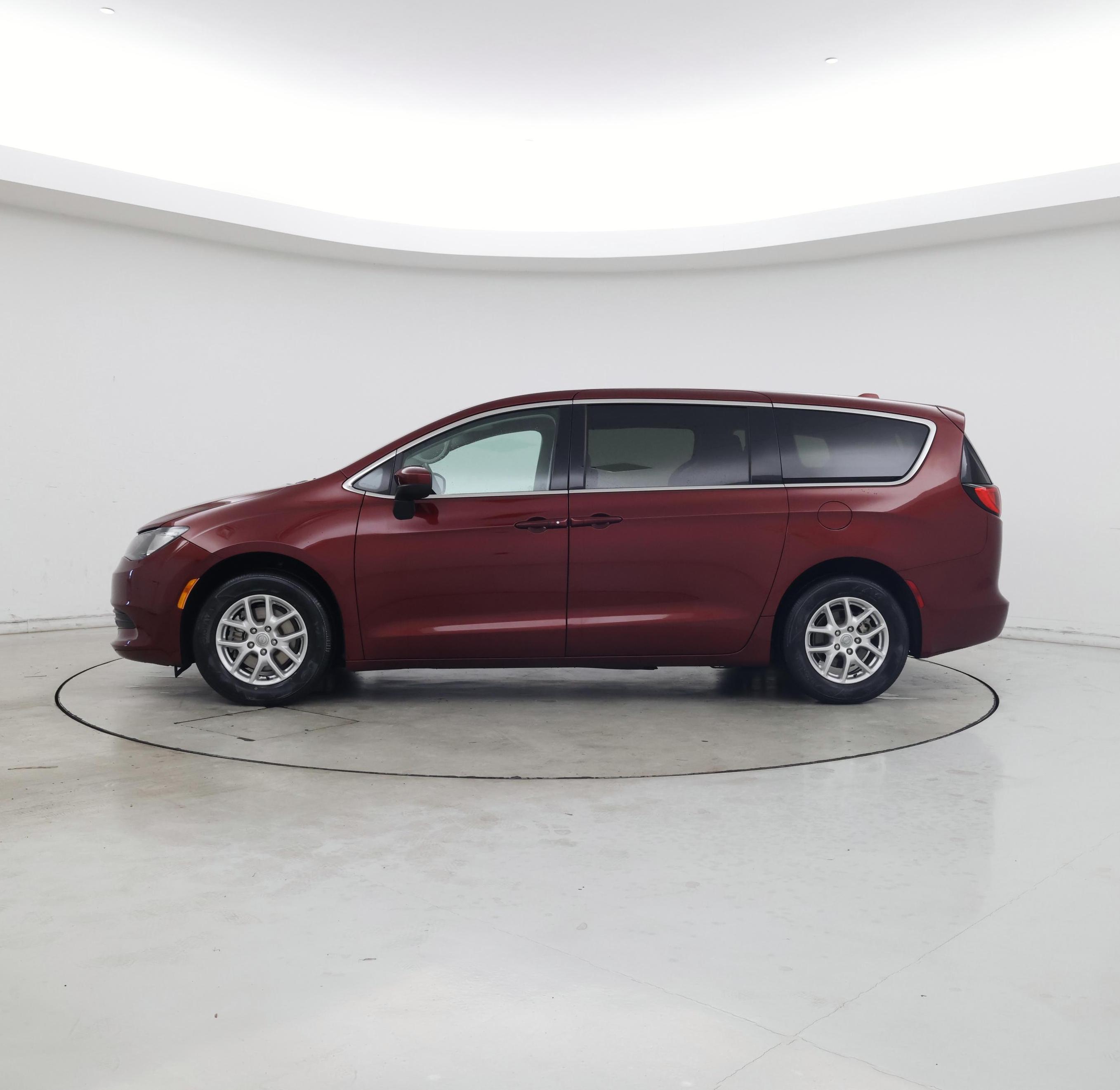 Thumbnail: 2020 Chrysler Voyager - 3