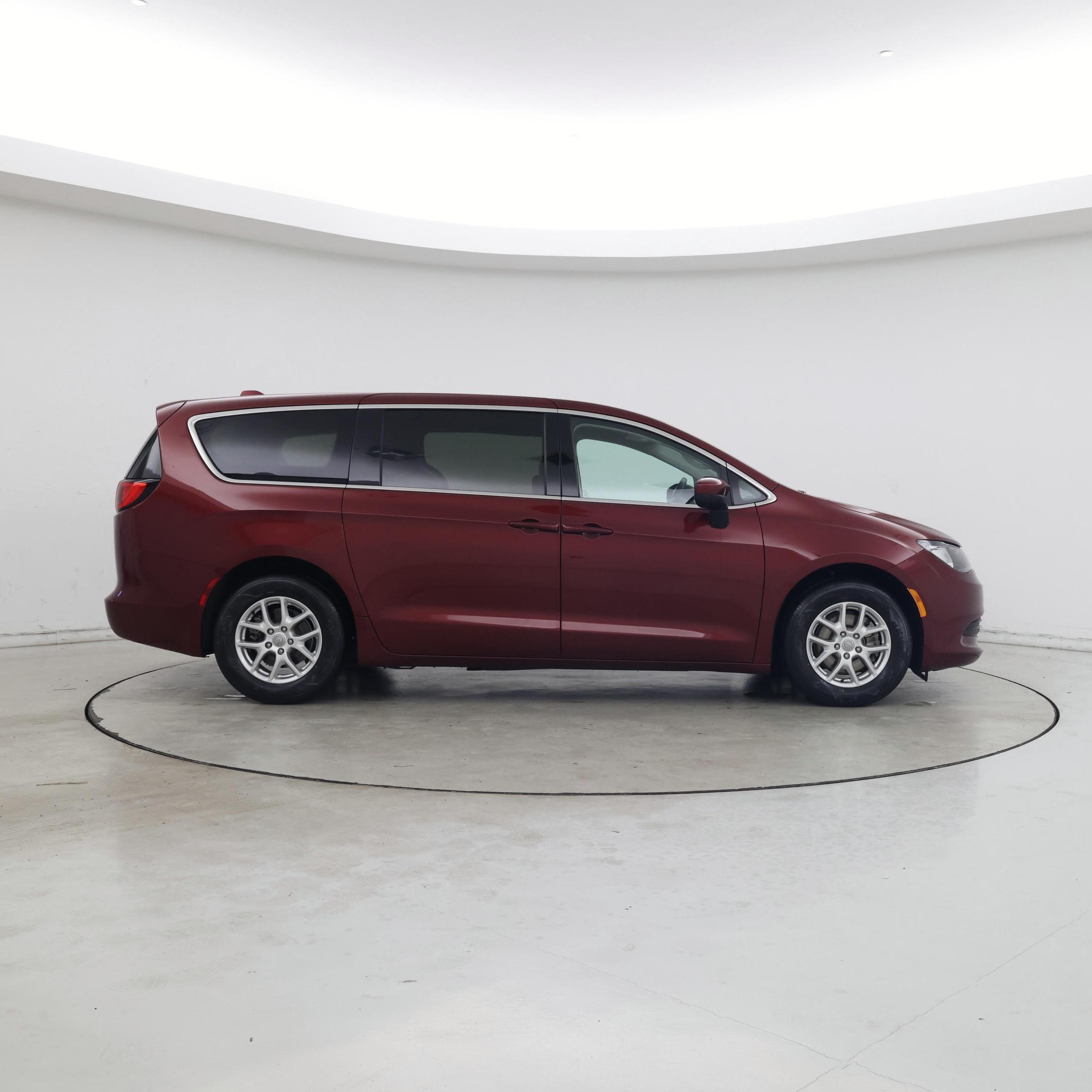 Thumbnail: 2020 Chrysler Voyager - 7