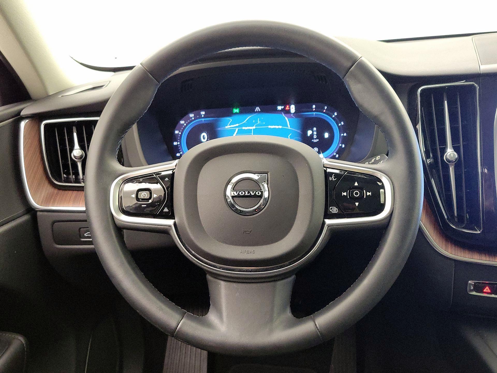 Thumbnail: 2023 Volvo XC60 - 10