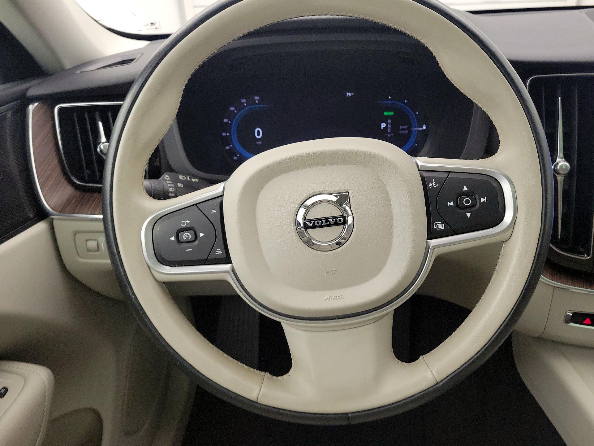 Thumbnail: 2022 Volvo XC60 - 10