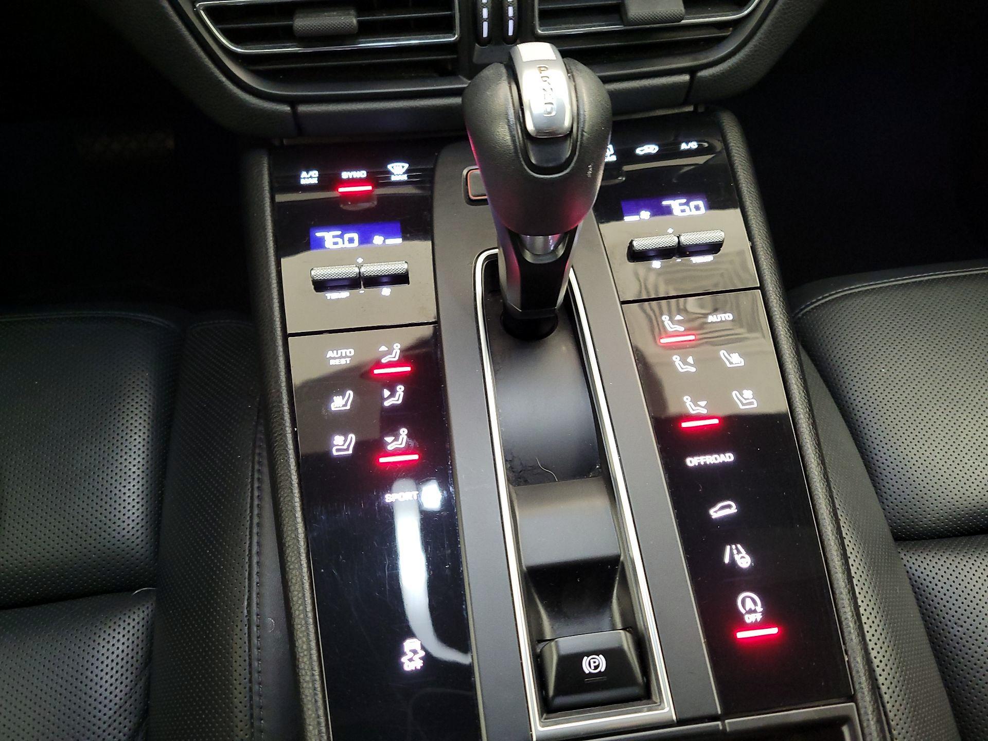 Thumbnail: 2022 Porsche Macan - 18