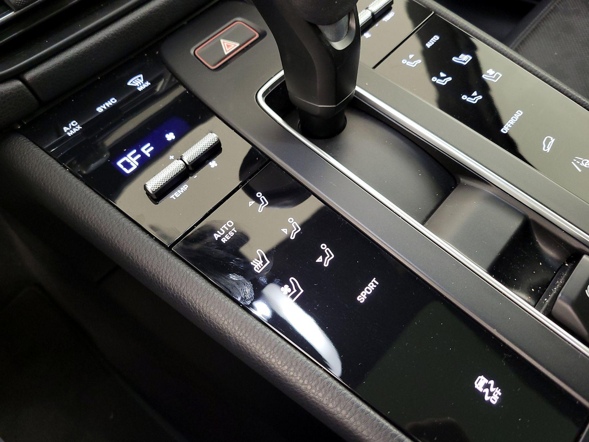 Thumbnail: 2022 Porsche Macan - 17