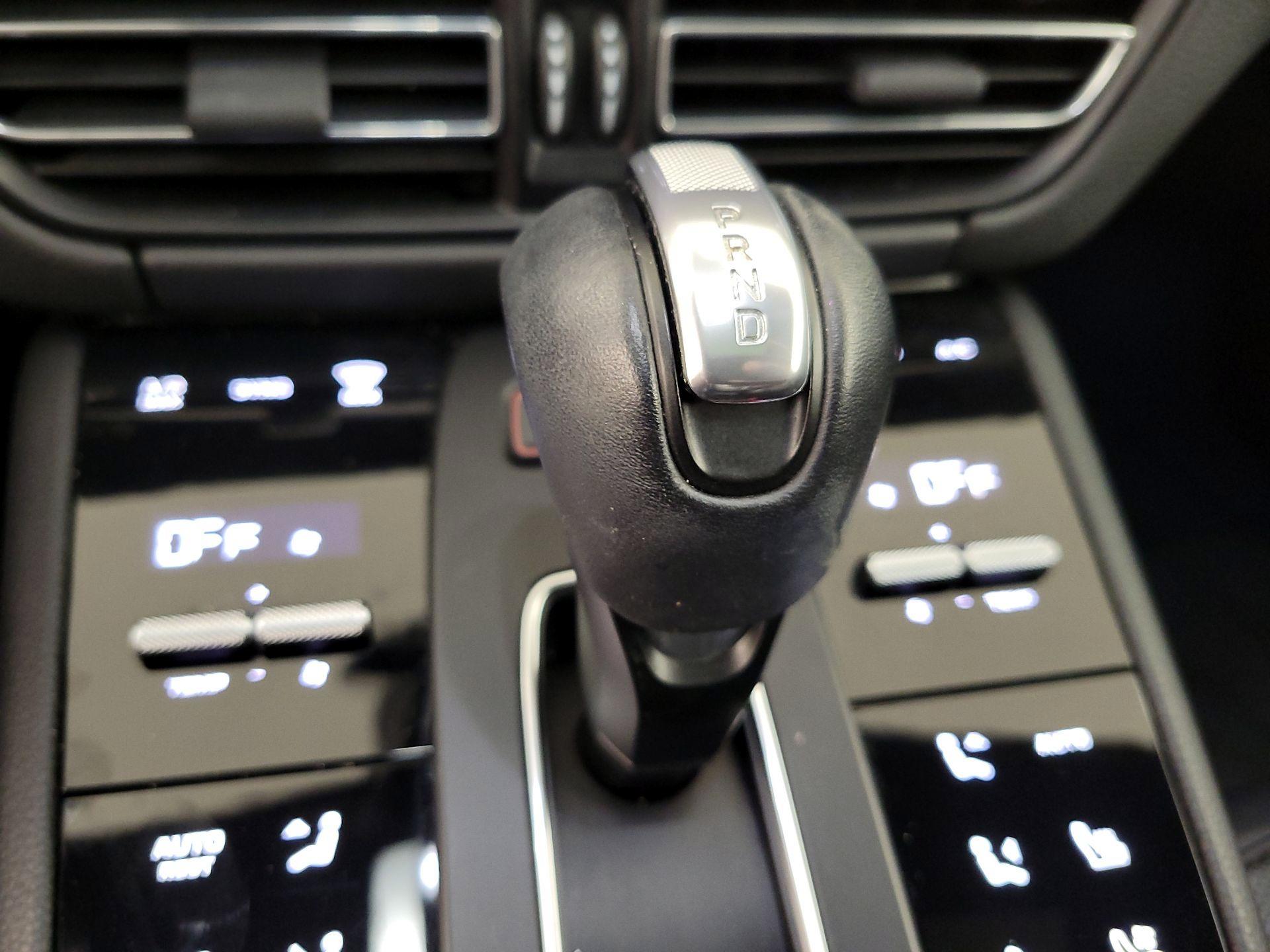 Thumbnail: 2022 Porsche Macan - 18