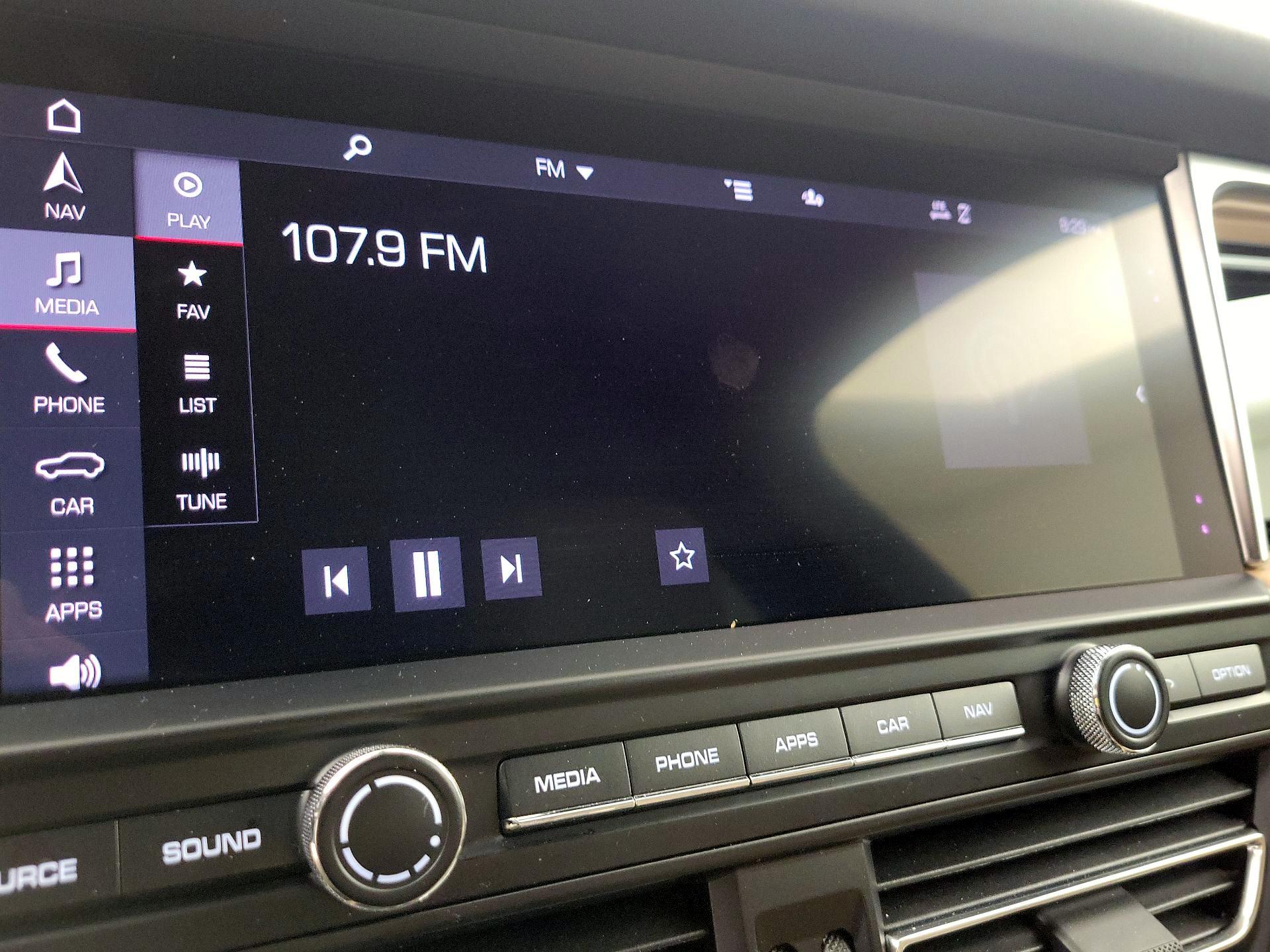 Thumbnail: 2021 Porsche Macan - 16