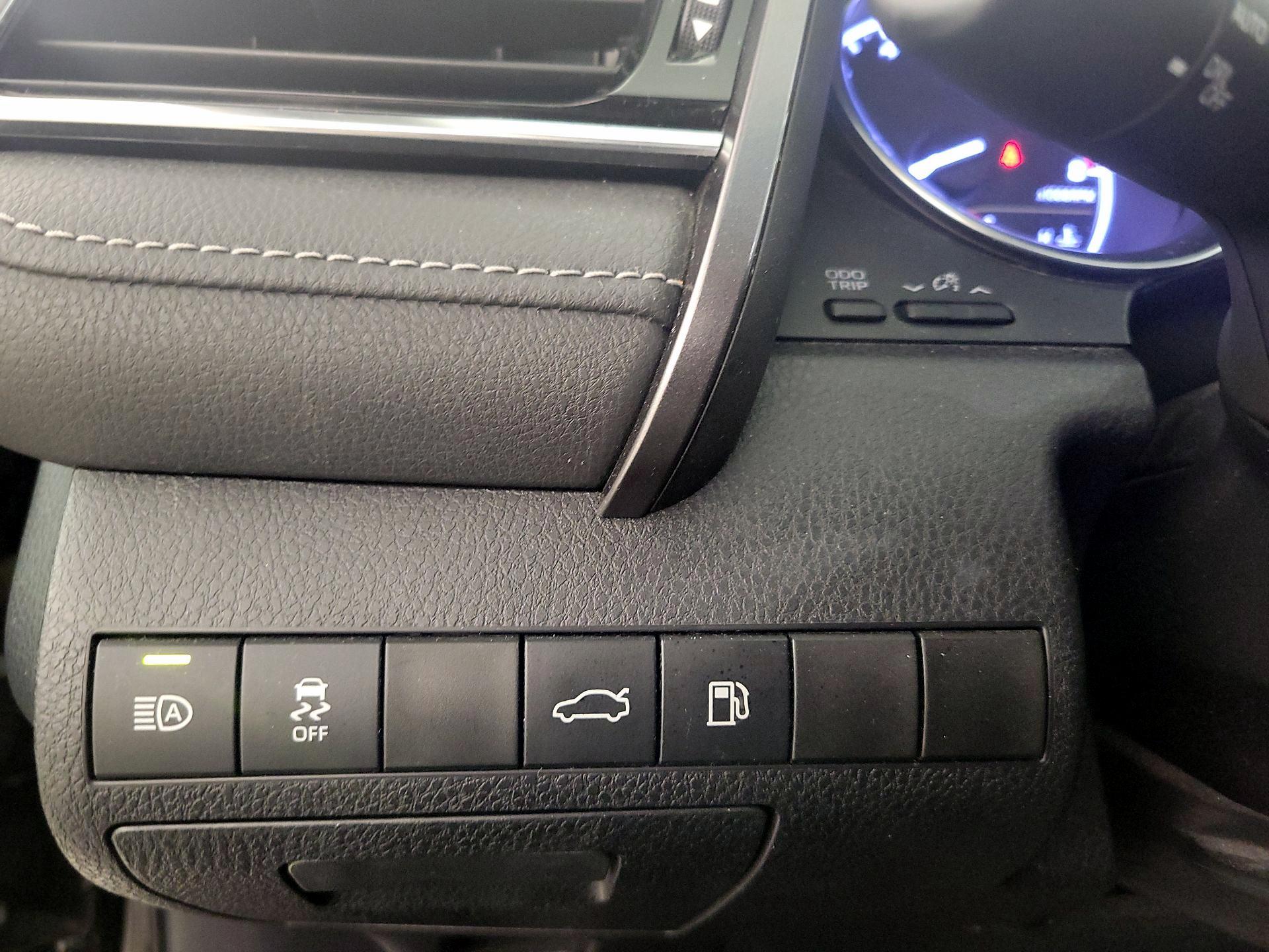 Thumbnail: 2018 Toyota Camry - 13