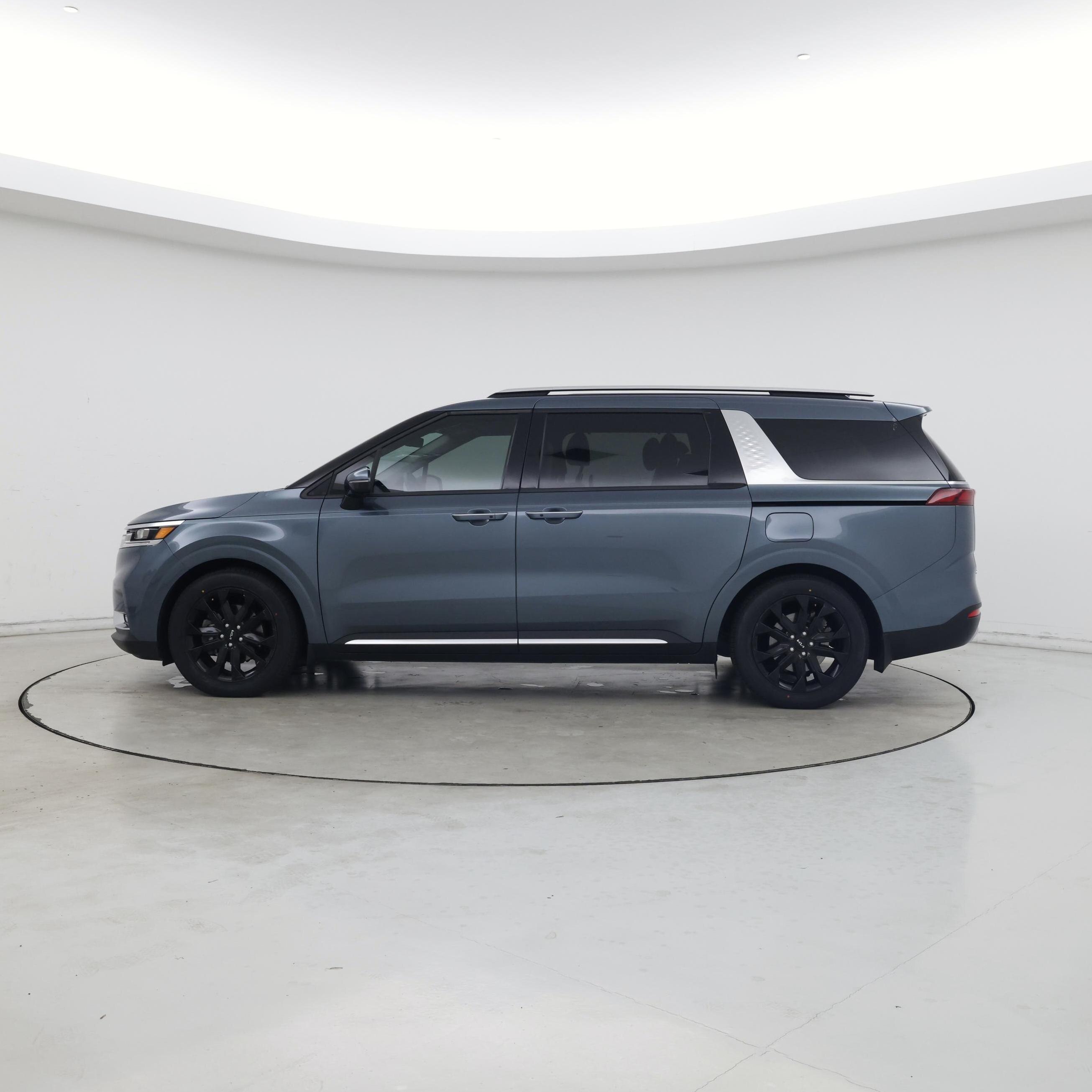 Thumbnail: 2022 Kia Carnival - 3