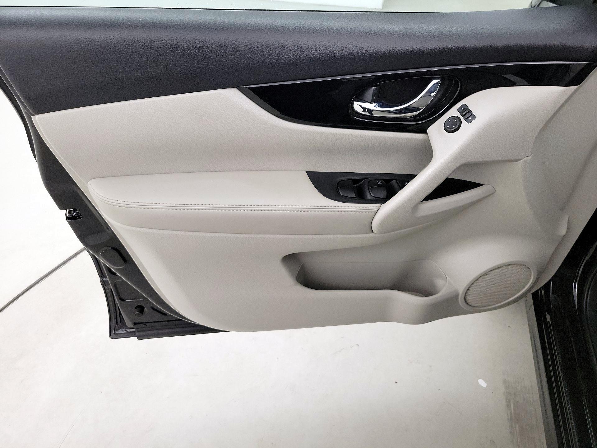 Thumbnail: 2022 Nissan Rogue Sport - 12