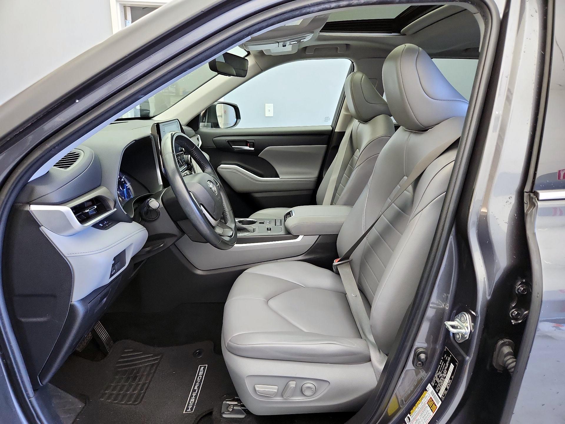 Thumbnail: 2022 Toyota Highlander - 11
