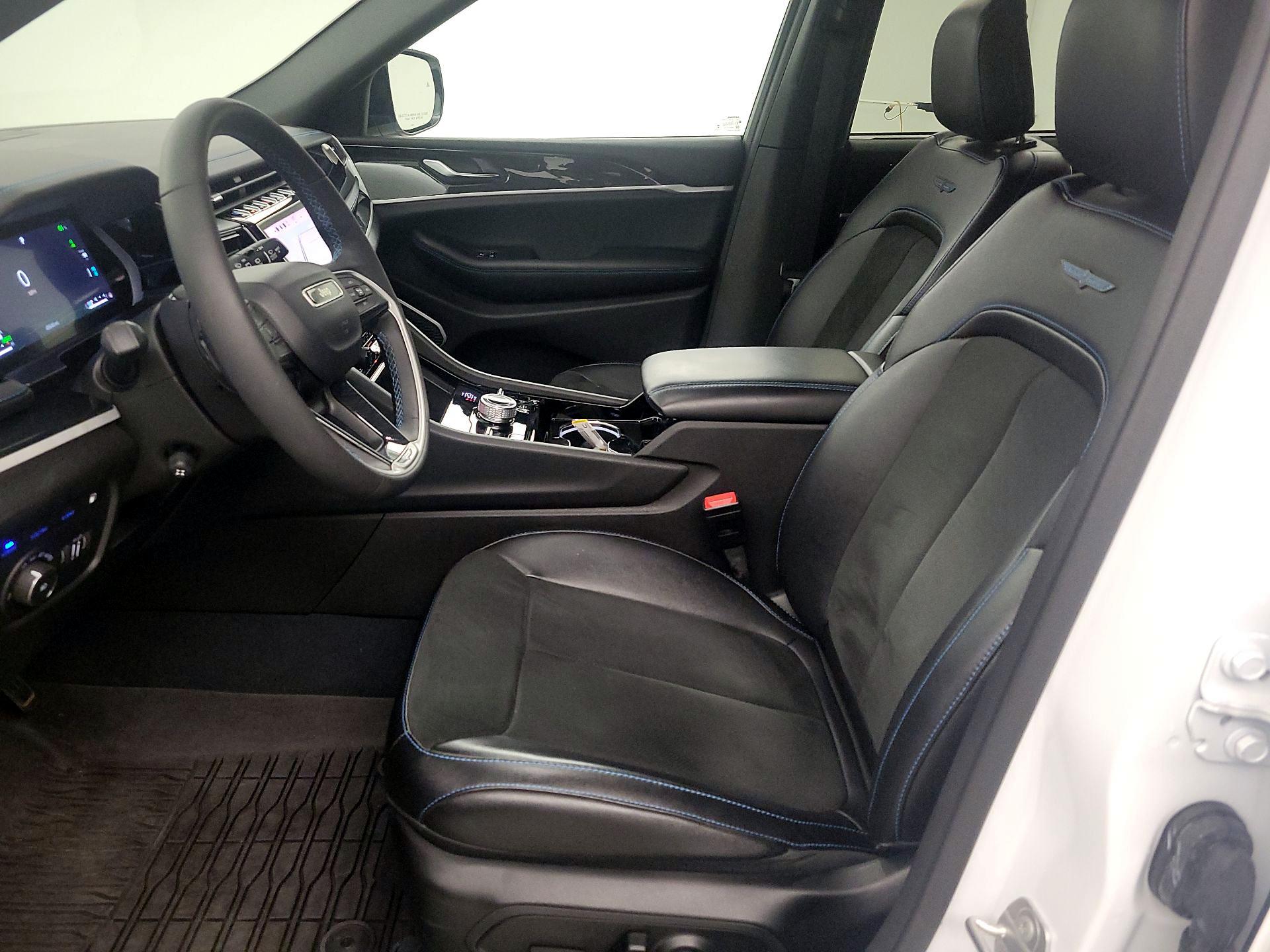 Thumbnail: 2022 Jeep Grand Cherokee - 11