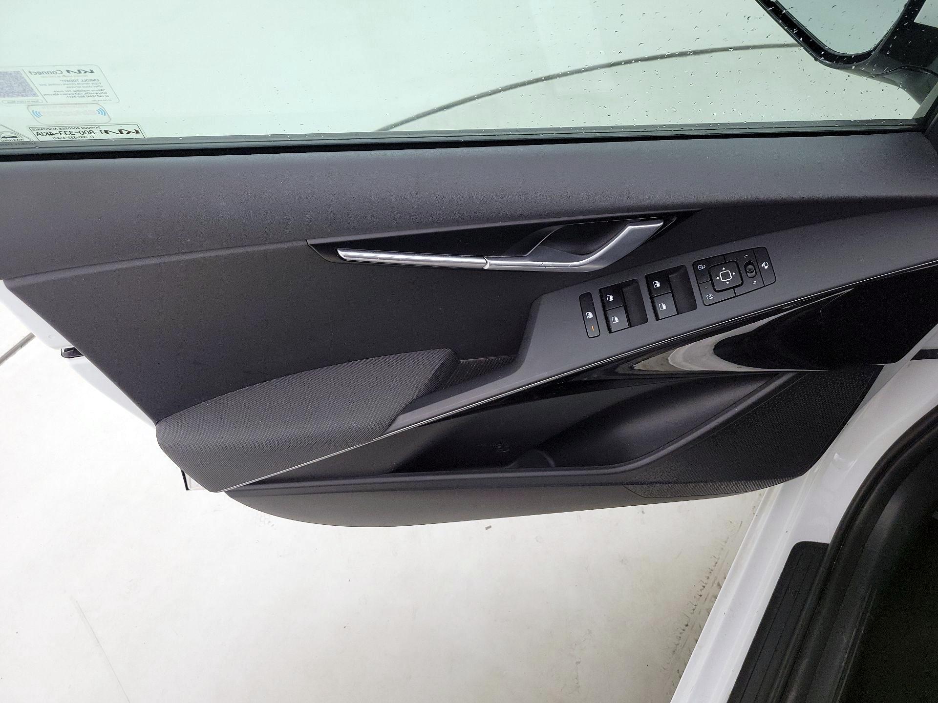 Thumbnail: 2023 Kia Niro - 12