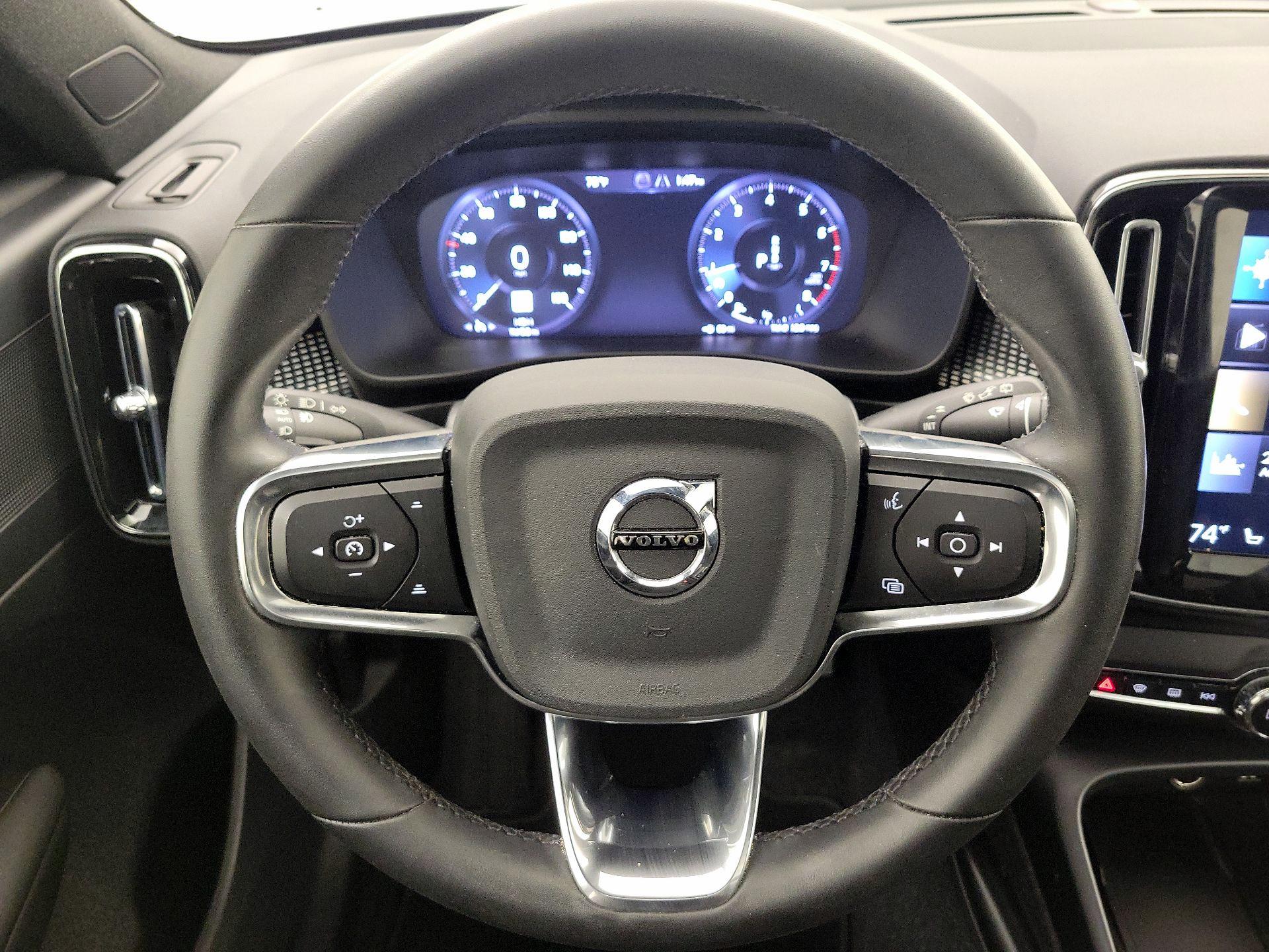 Thumbnail: 2022 Volvo XC40 - 10