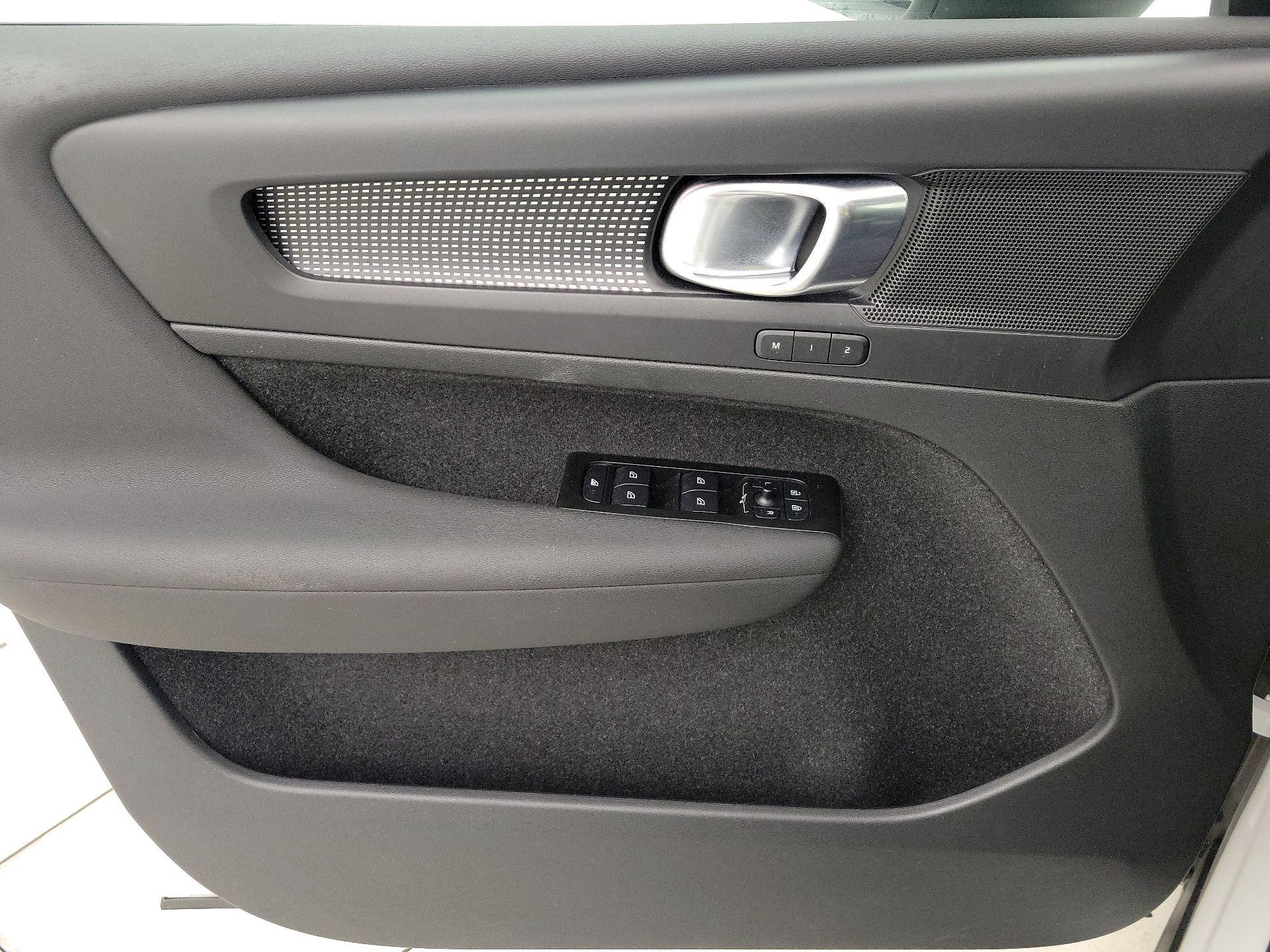 Thumbnail: 2022 Volvo XC40 - 12