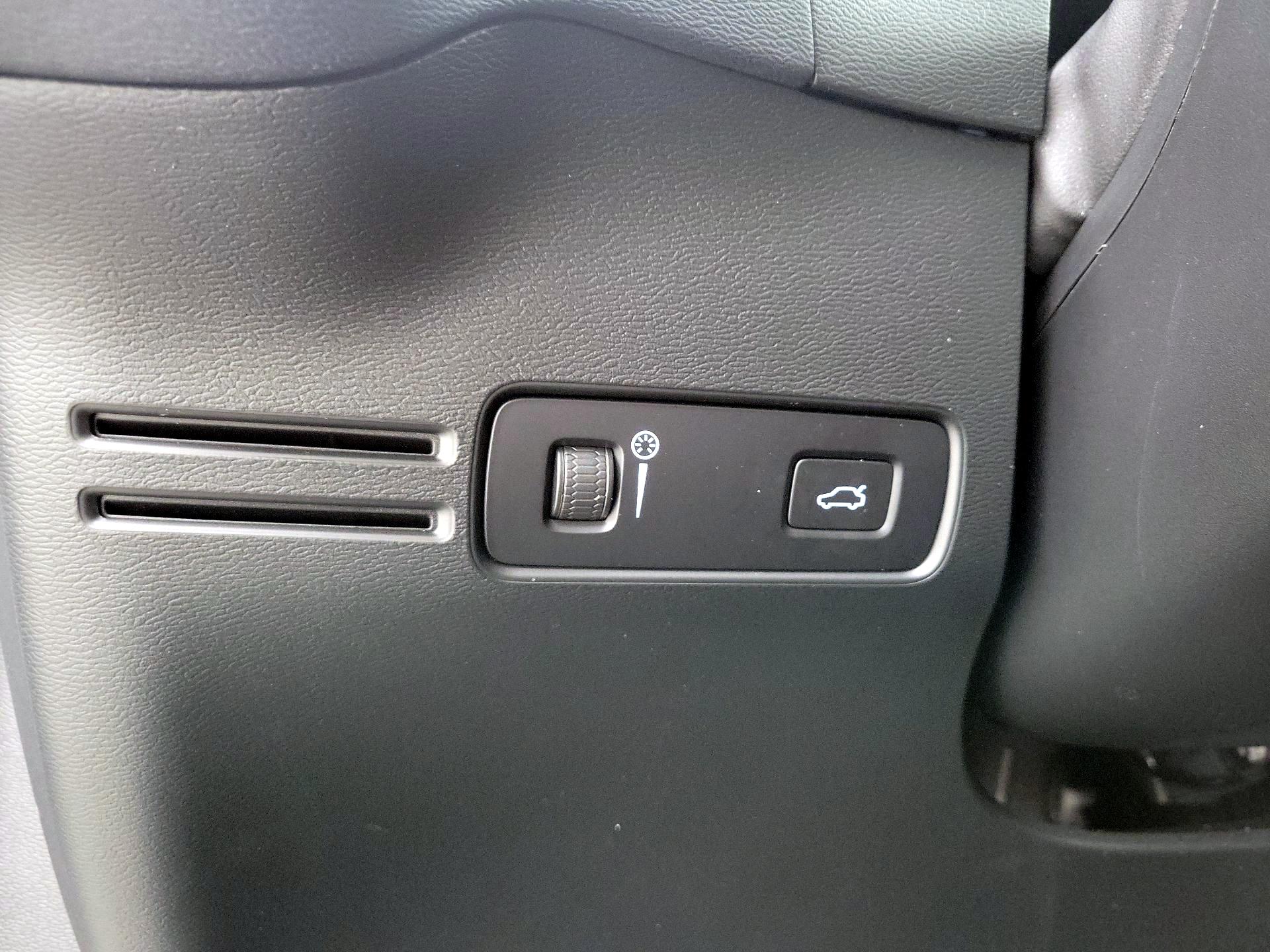 Thumbnail: 2022 Volvo XC40 - 13