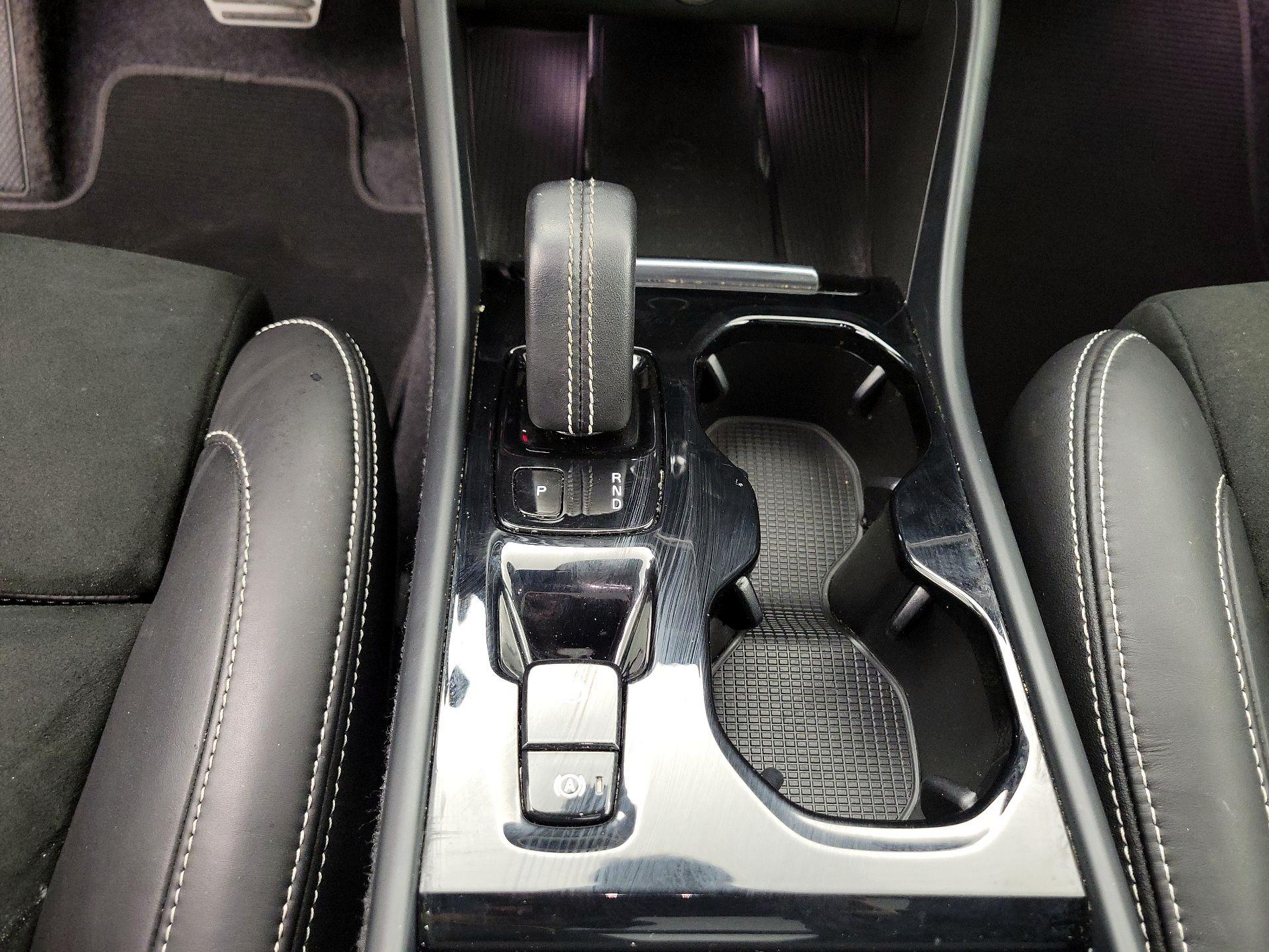 Thumbnail: 2022 Volvo XC40 - 17