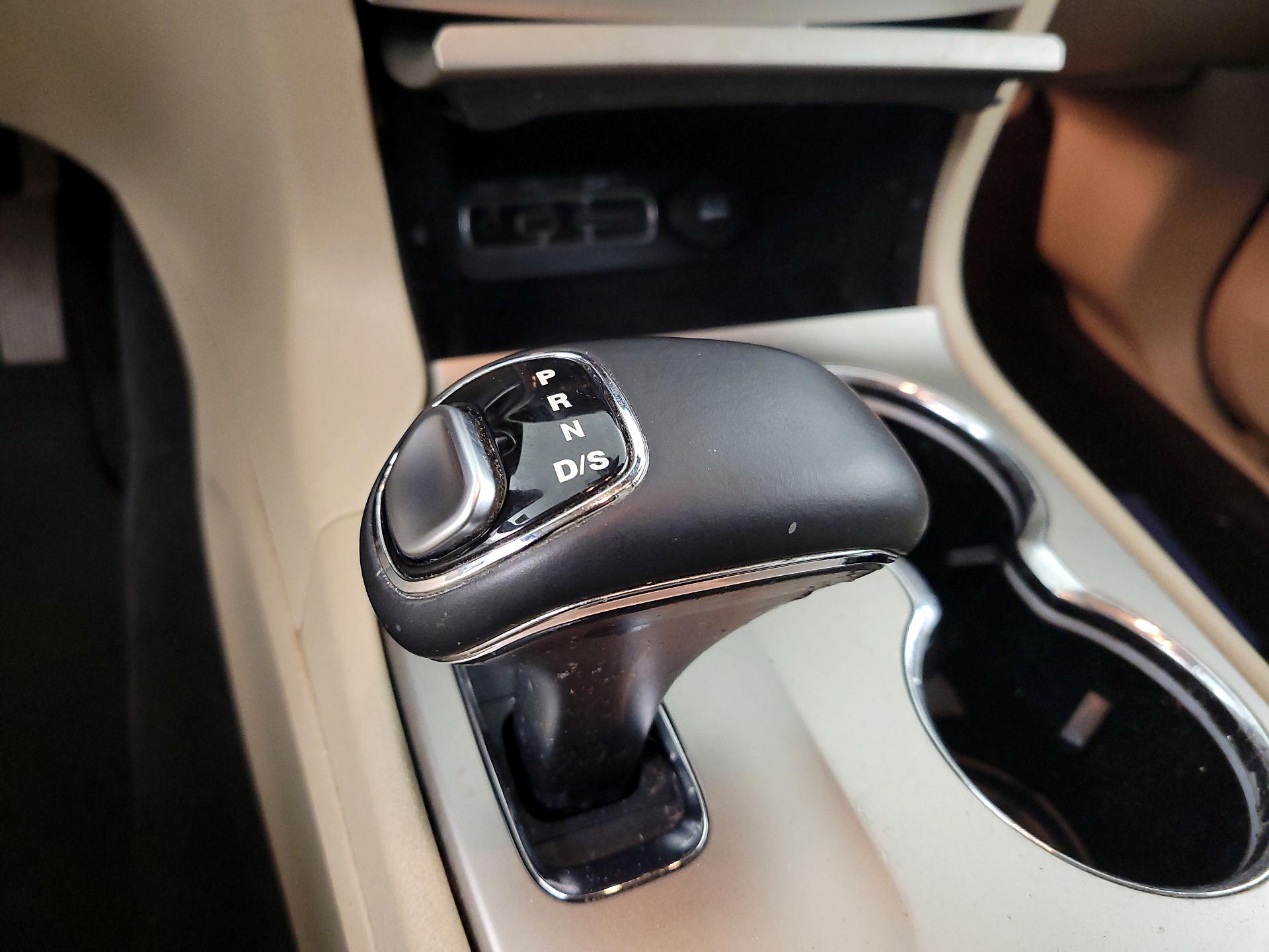 Thumbnail: 2015 Jeep Grand Cherokee - 17