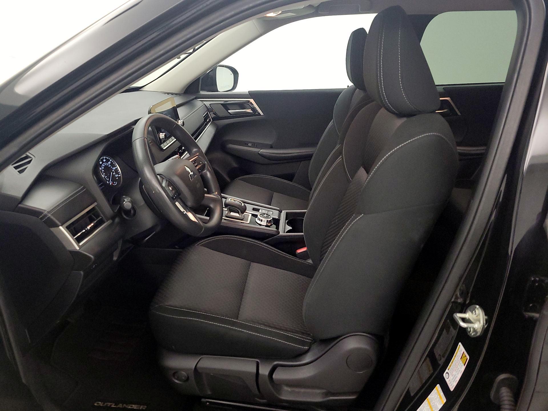 Thumbnail: 2022 Mitsubishi Outlander - 11