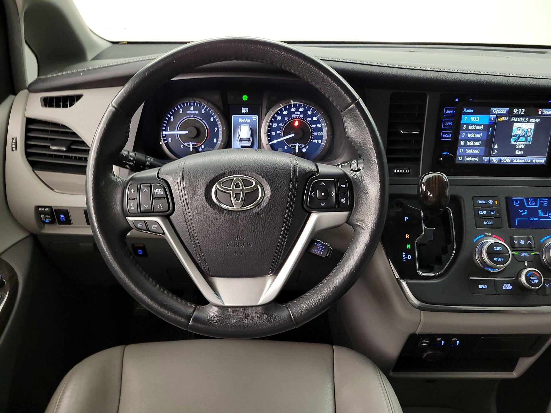 Thumbnail: 2017 Toyota Sienna - 10