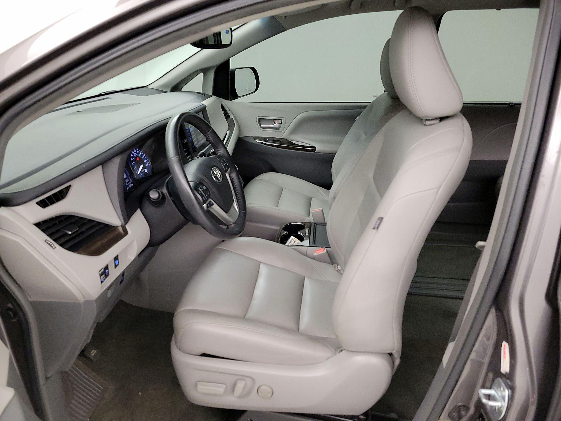 Thumbnail: 2017 Toyota Sienna - 11