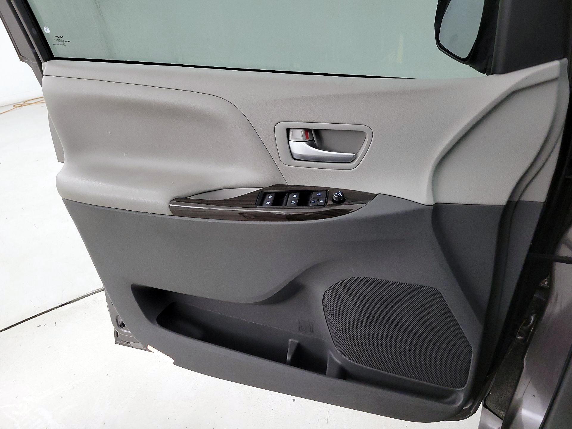 Thumbnail: 2017 Toyota Sienna - 12