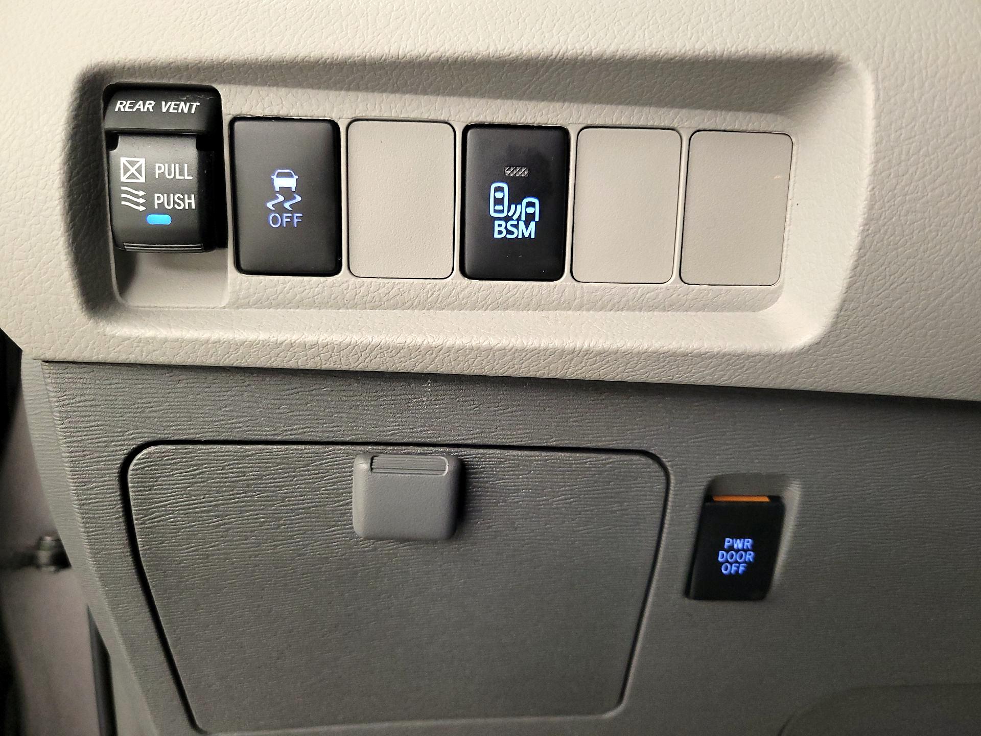 Thumbnail: 2017 Toyota Sienna - 13