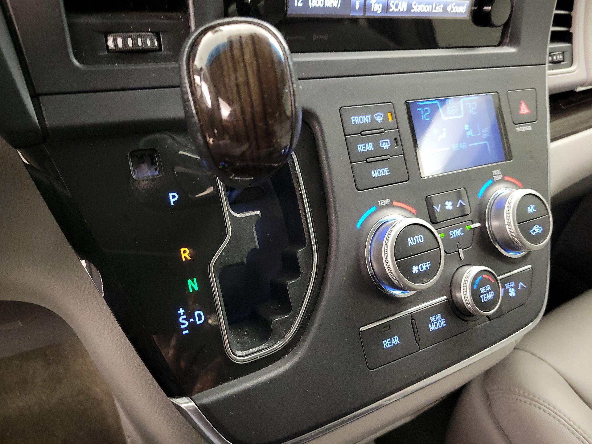 Thumbnail: 2017 Toyota Sienna - 17