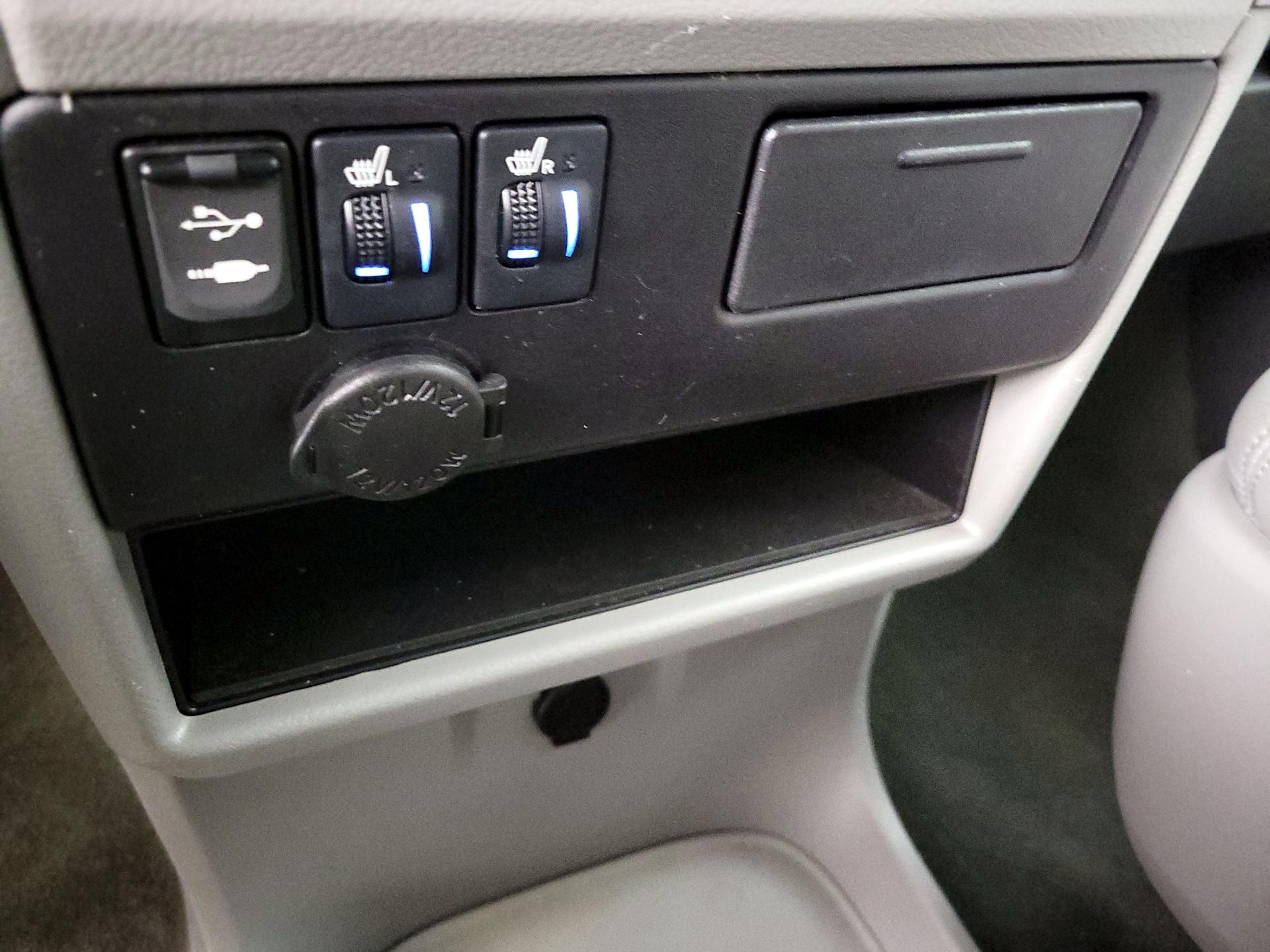 Thumbnail: 2017 Toyota Sienna - 18