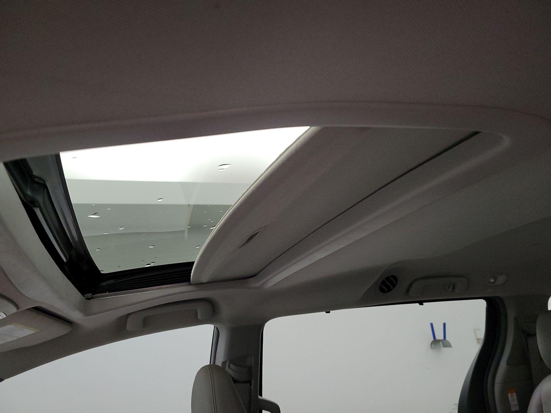 Thumbnail: 2017 Toyota Sienna - 19