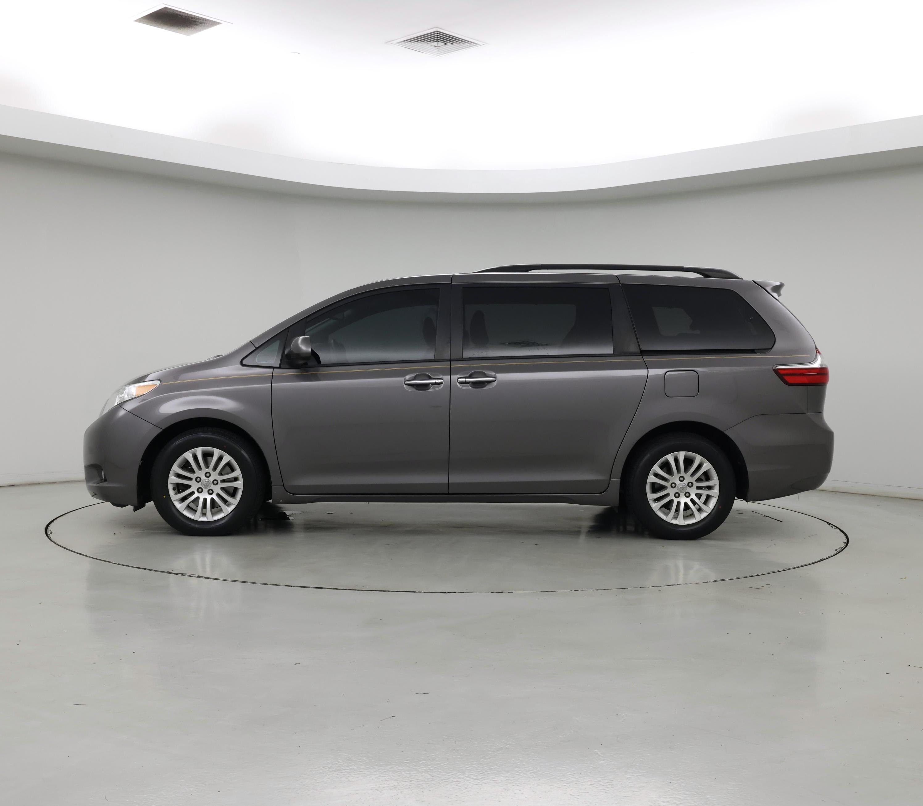 Thumbnail: 2017 Toyota Sienna - 3
