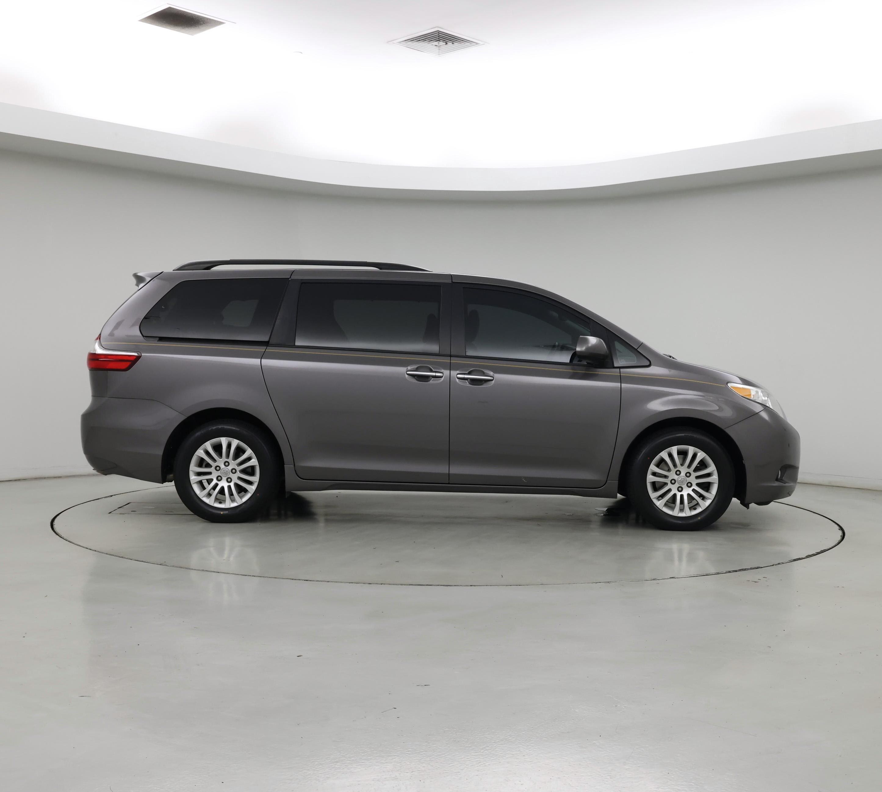 Thumbnail: 2017 Toyota Sienna - 7