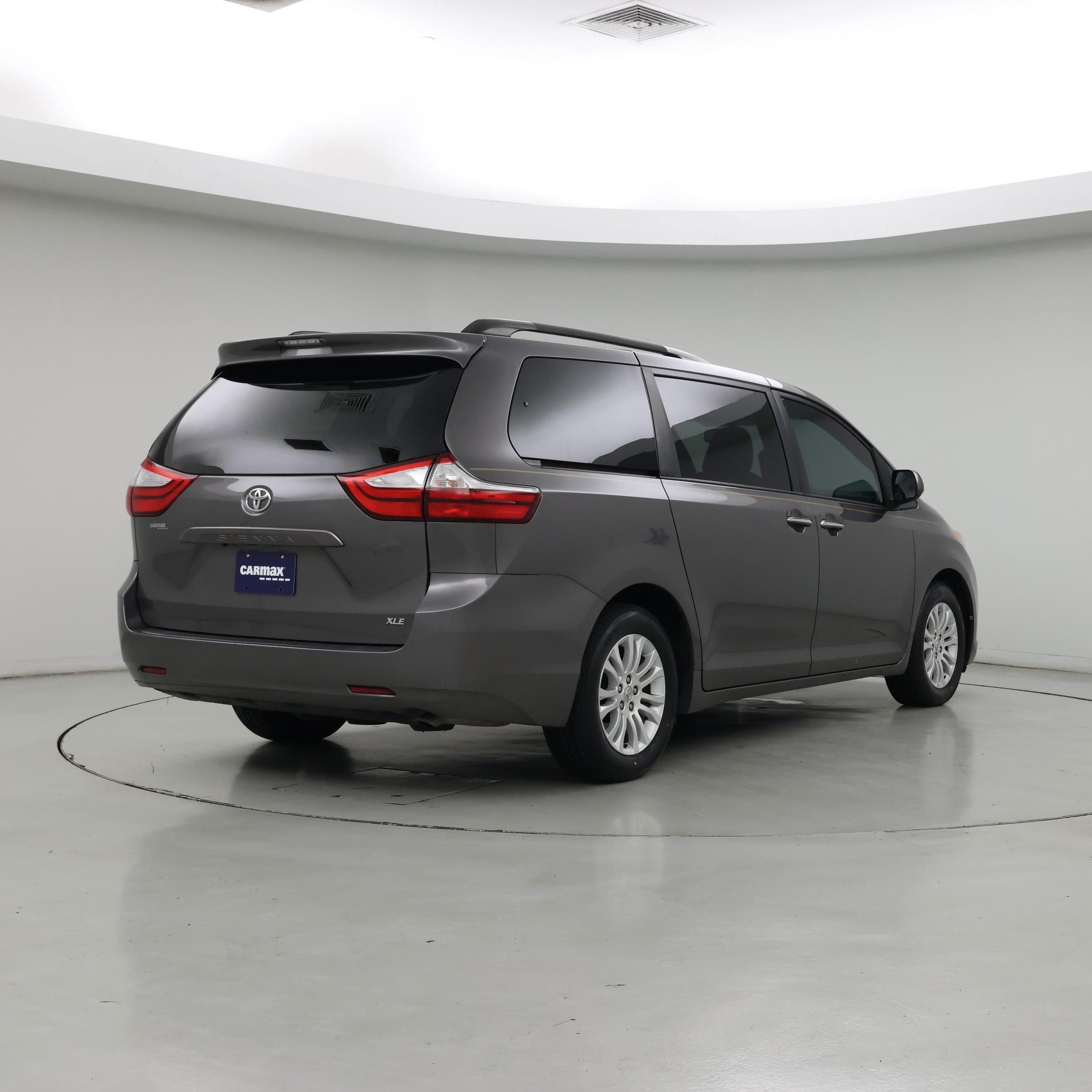 Thumbnail: 2017 Toyota Sienna - 8