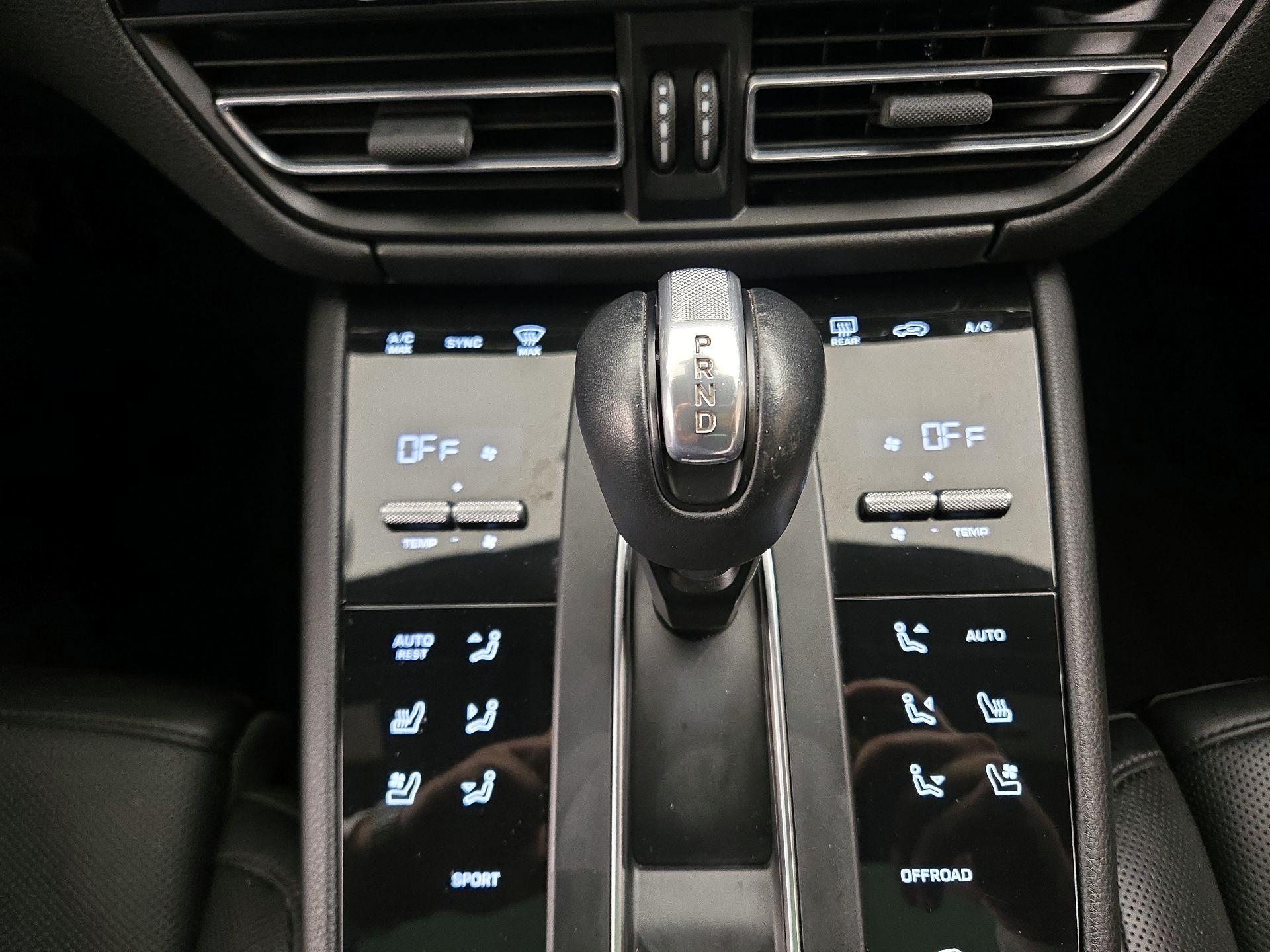 Thumbnail: 2022 Porsche Macan - 18