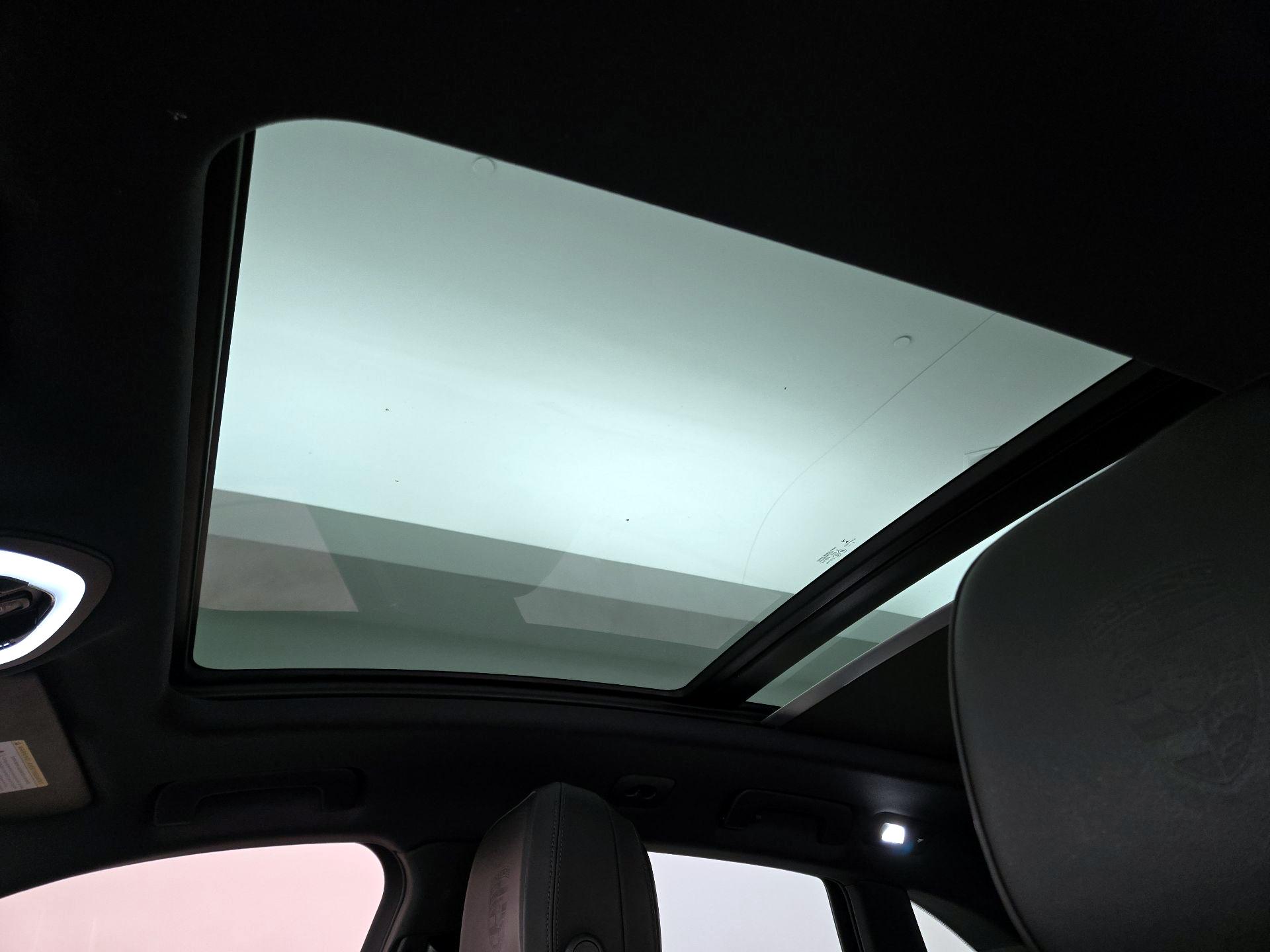 Thumbnail: 2022 Porsche Macan - 20