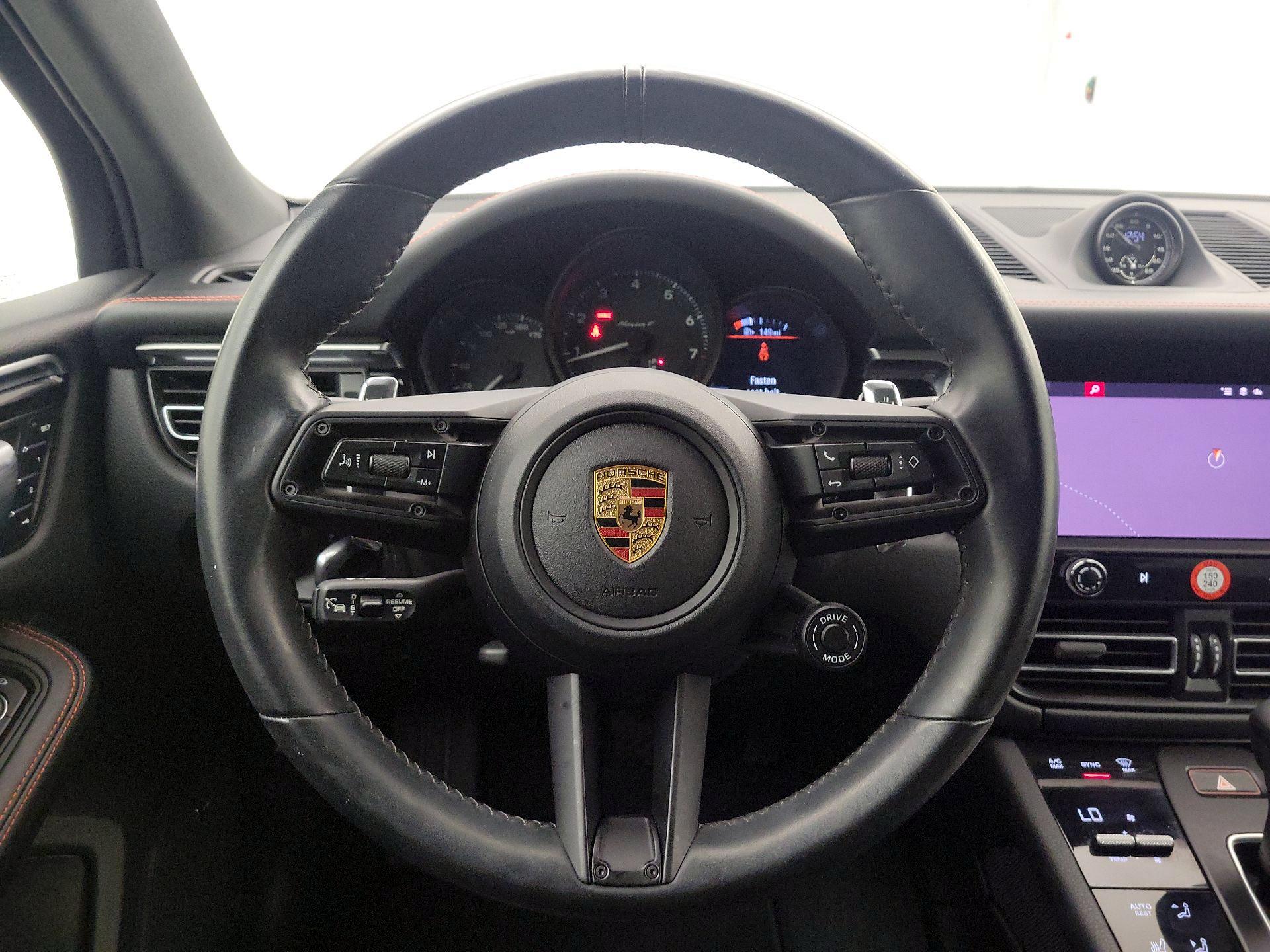 Thumbnail: 2023 Porsche Macan - 10