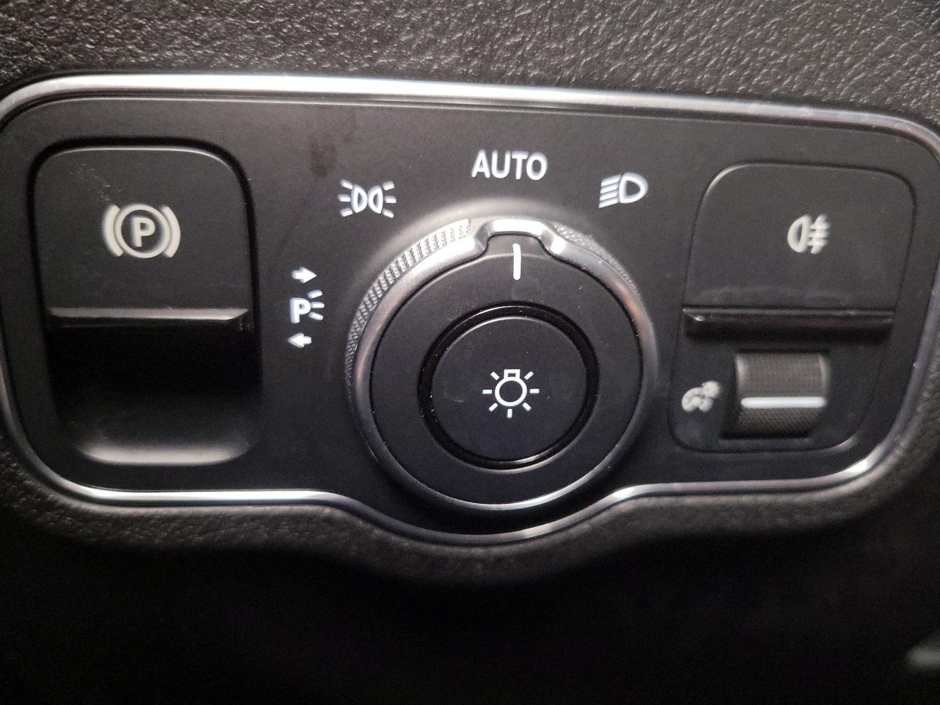 Thumbnail: 2022 Mercedes-Benz GLB - 13