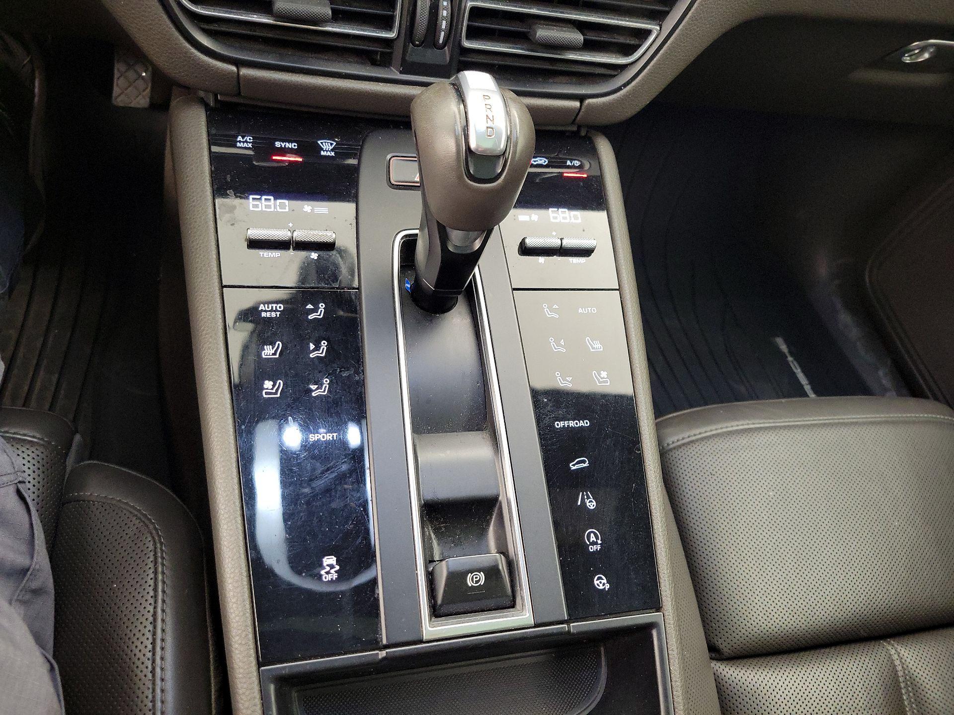 Thumbnail: 2022 Porsche Macan - 17