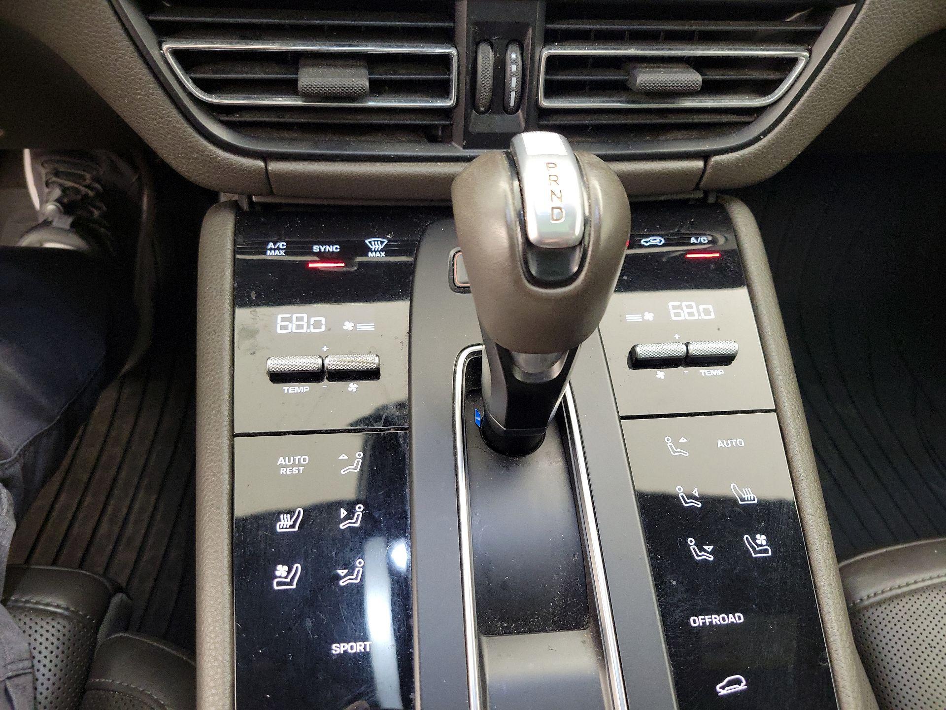 Thumbnail: 2022 Porsche Macan - 18