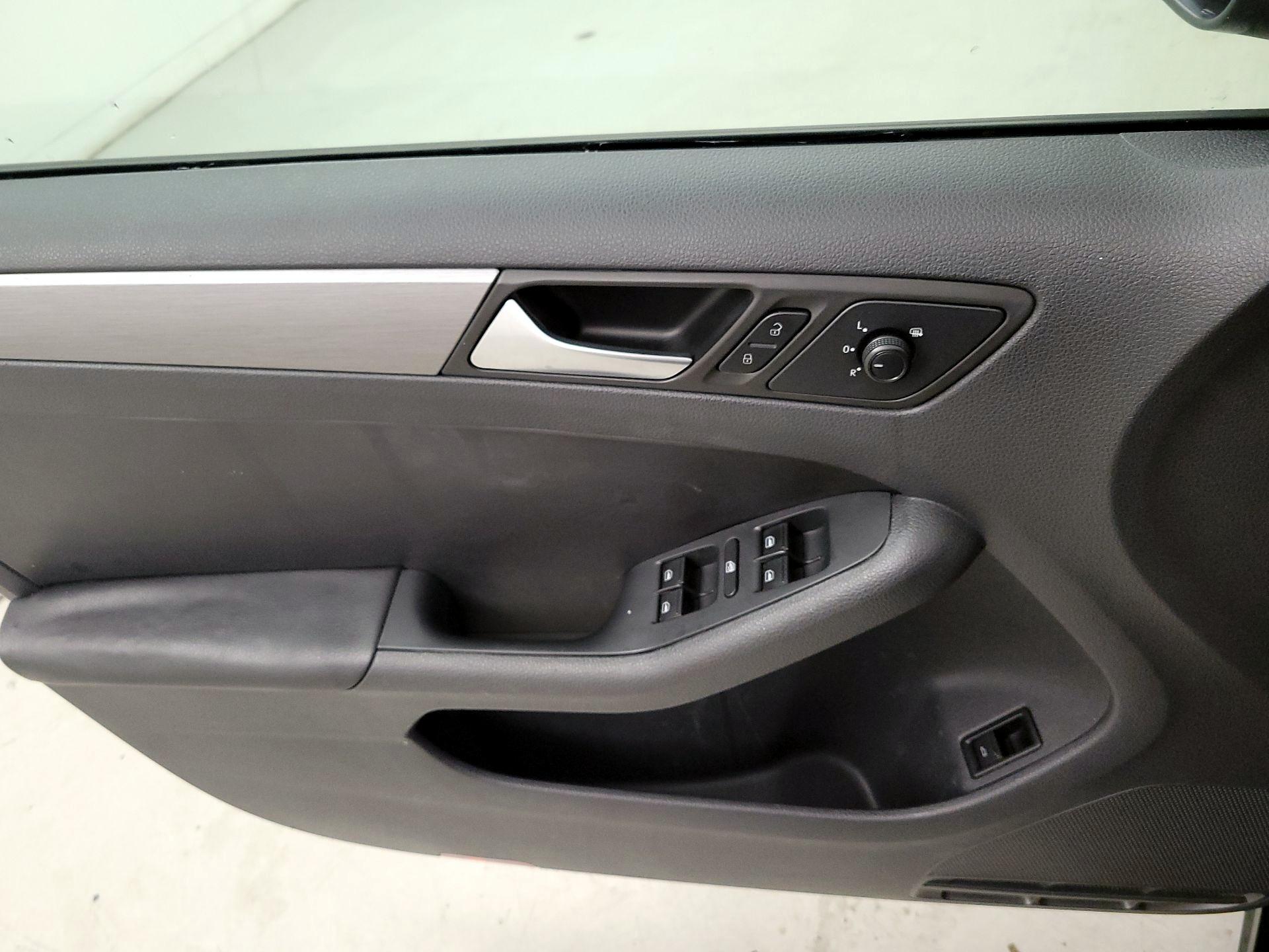 Thumbnail: 2016 Volkswagen Jetta - 12