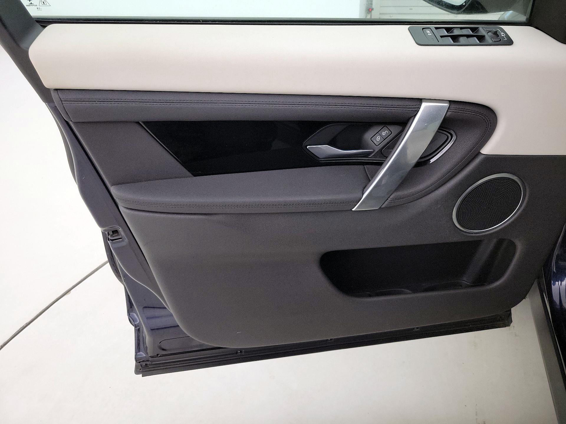 Thumbnail: 2020 Land Rover Discovery Sport - 12