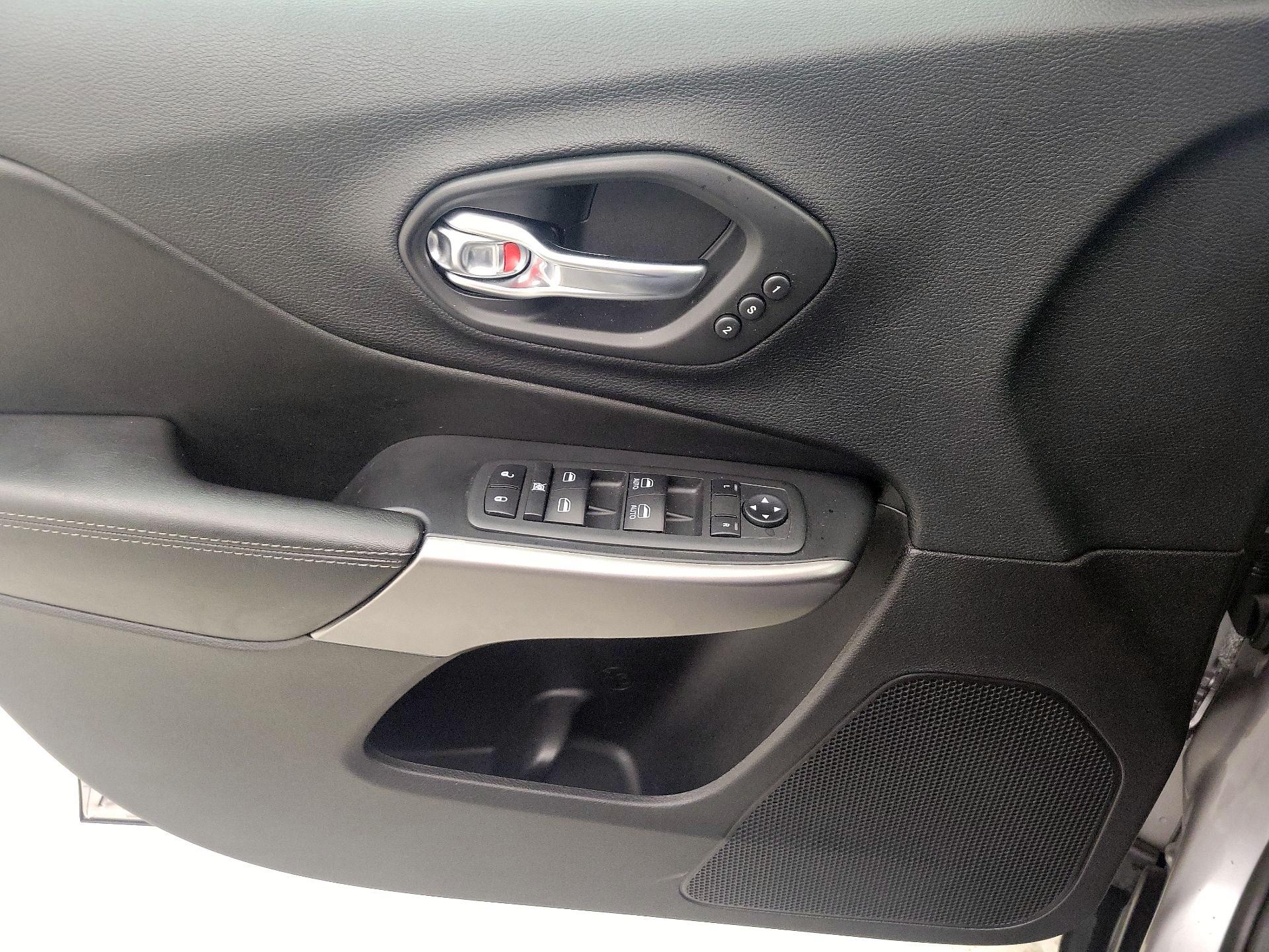 Thumbnail: 2020 Jeep Cherokee - 12