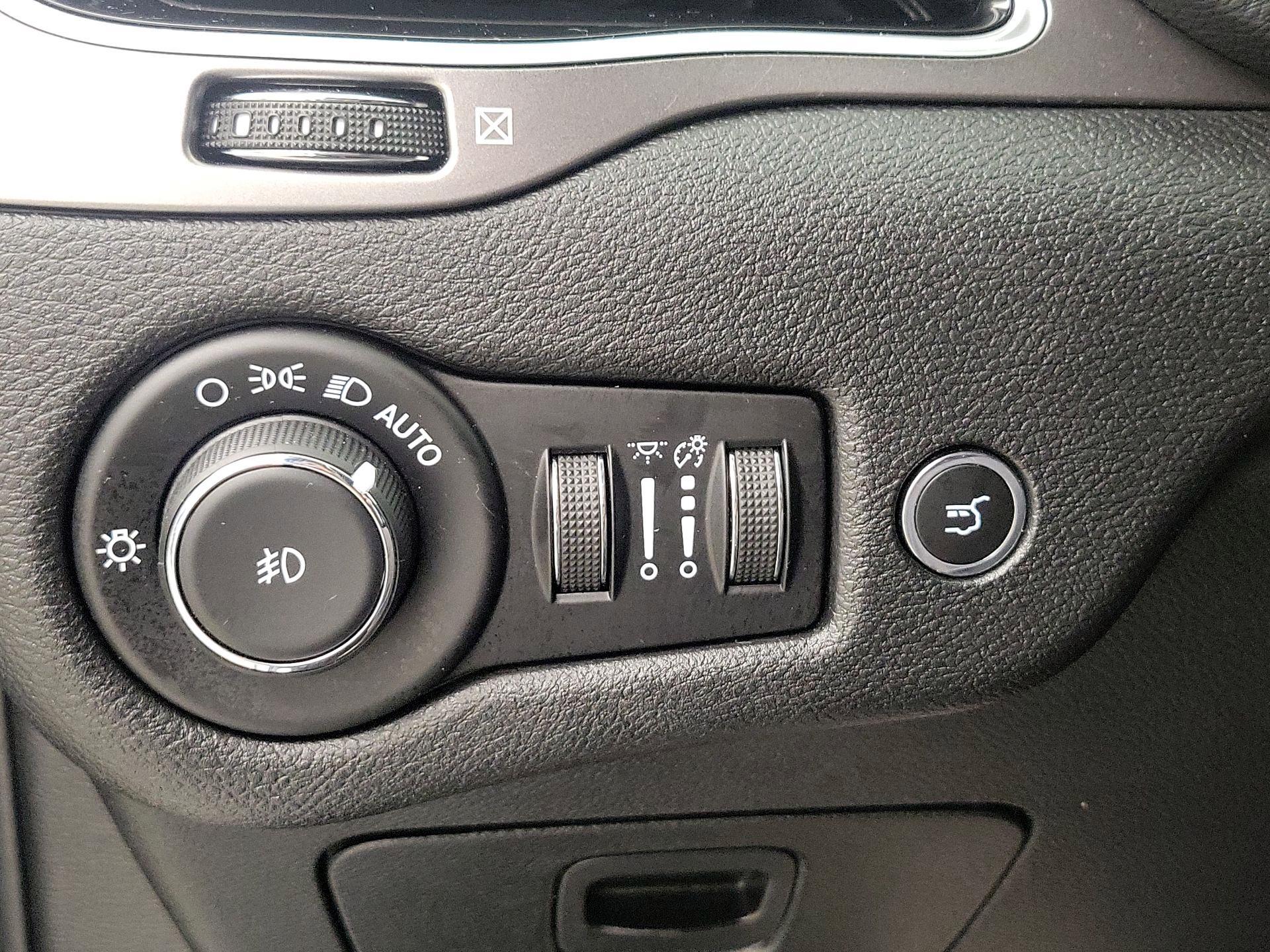 Thumbnail: 2020 Jeep Cherokee - 13