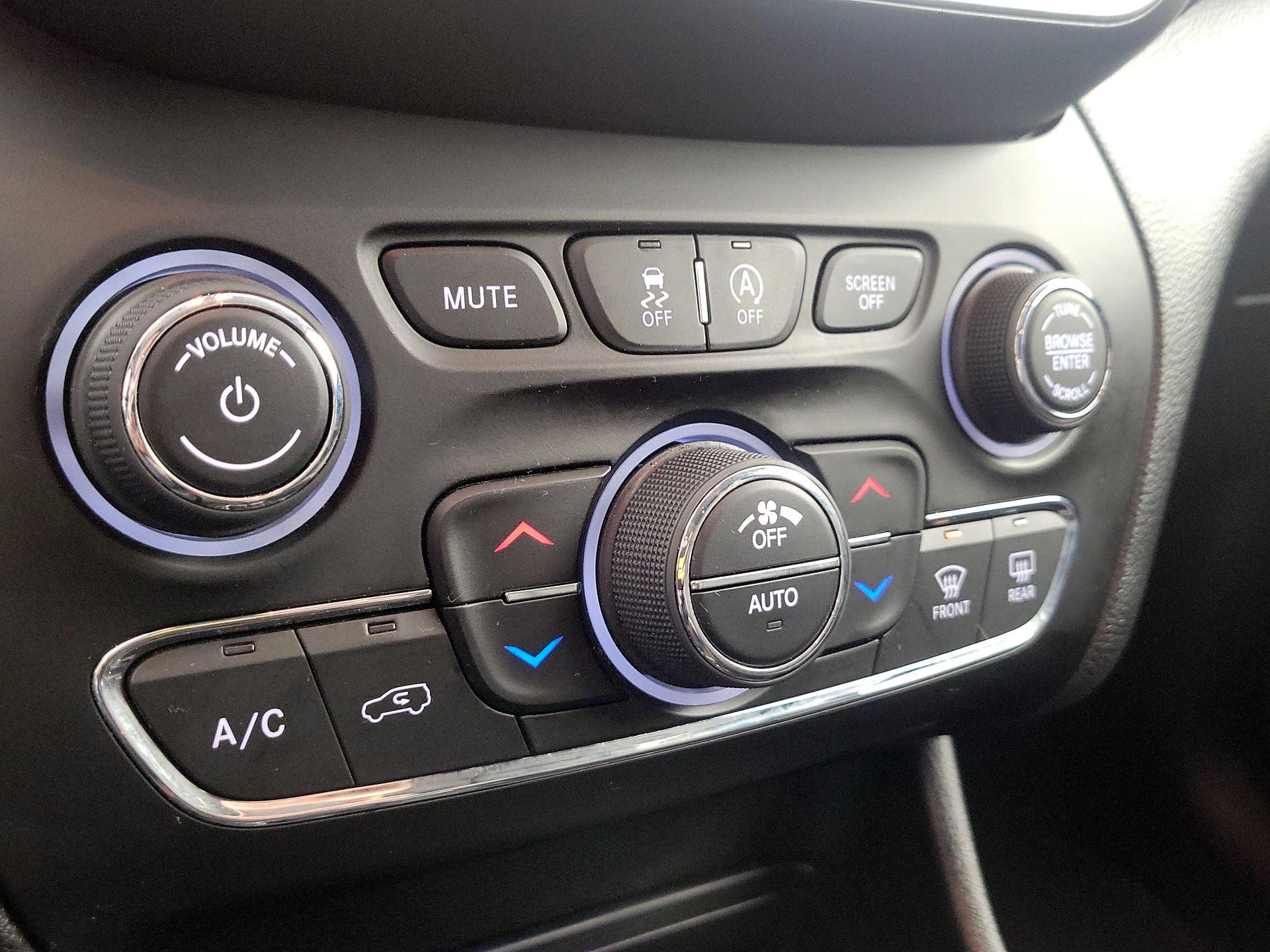 Thumbnail: 2020 Jeep Cherokee - 16